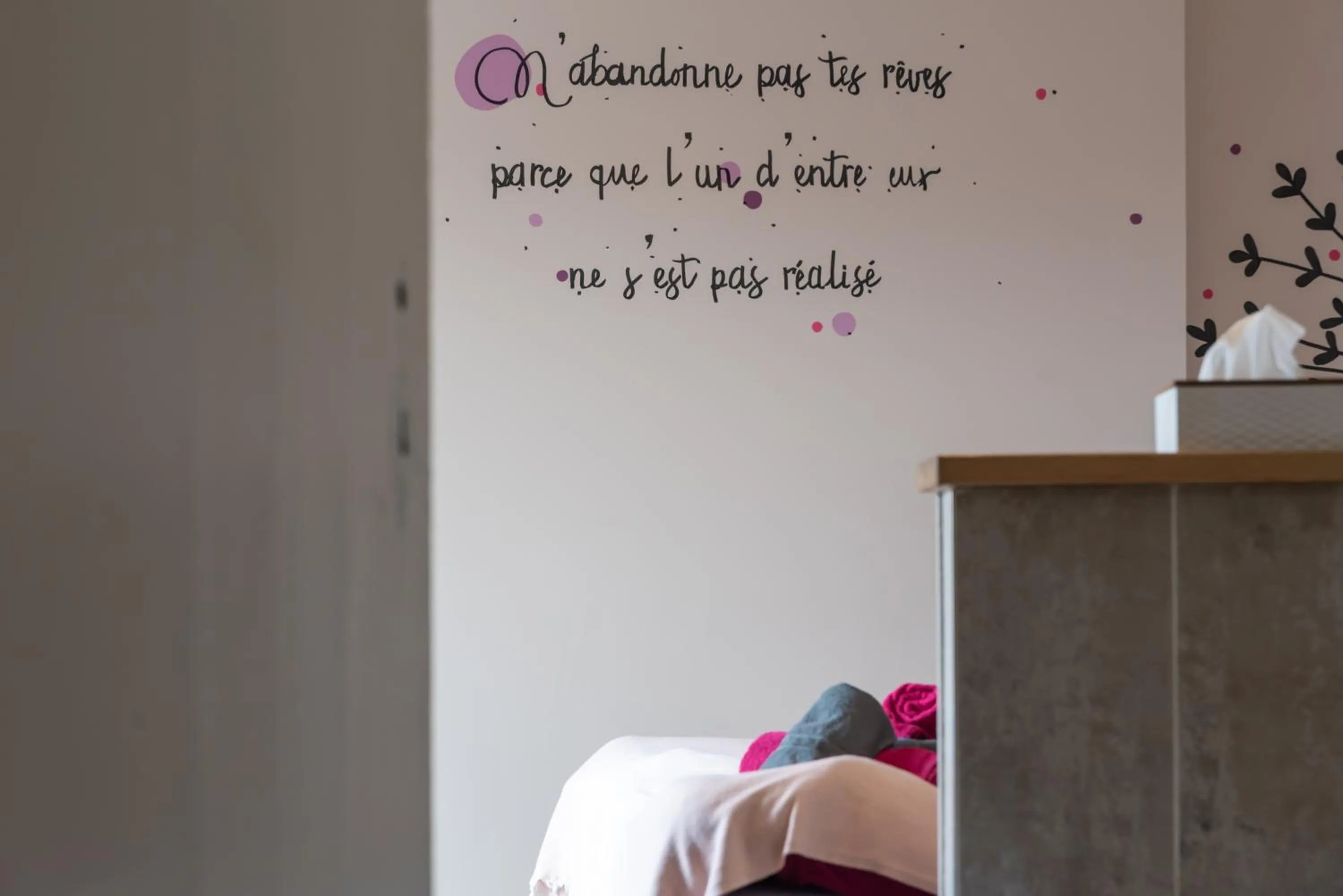 Photo of the whole room, Bed in Centre Au Chardon