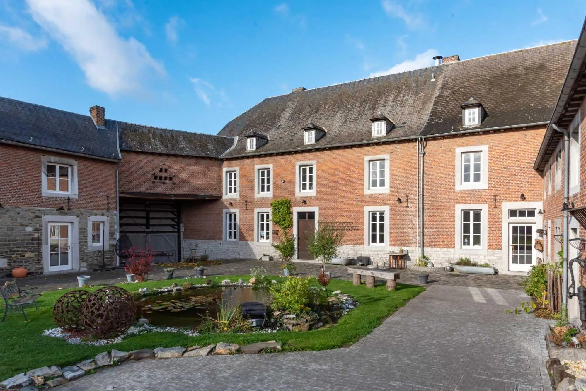 Property building in Centre Au Chardon