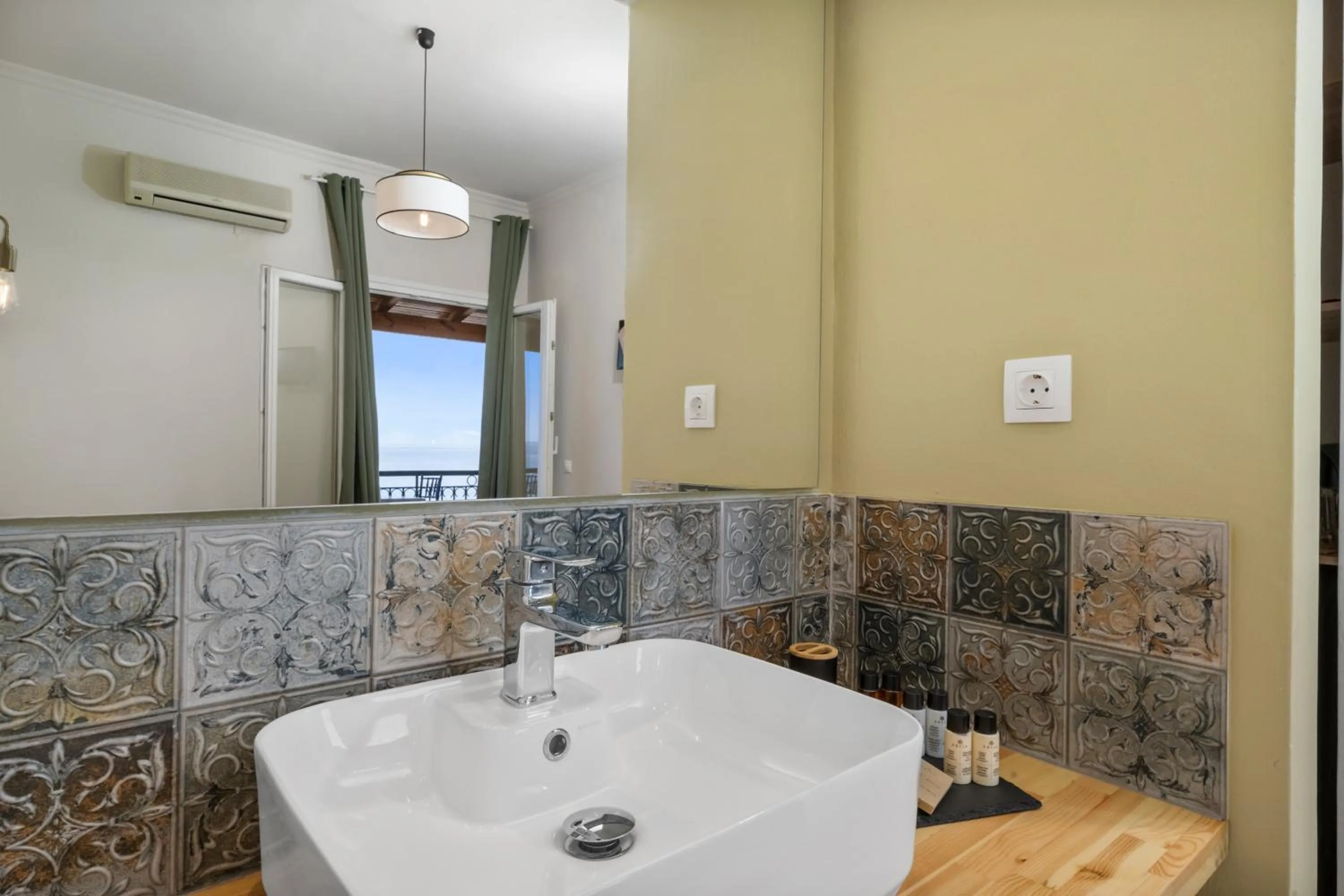 Batelo - Adults Only