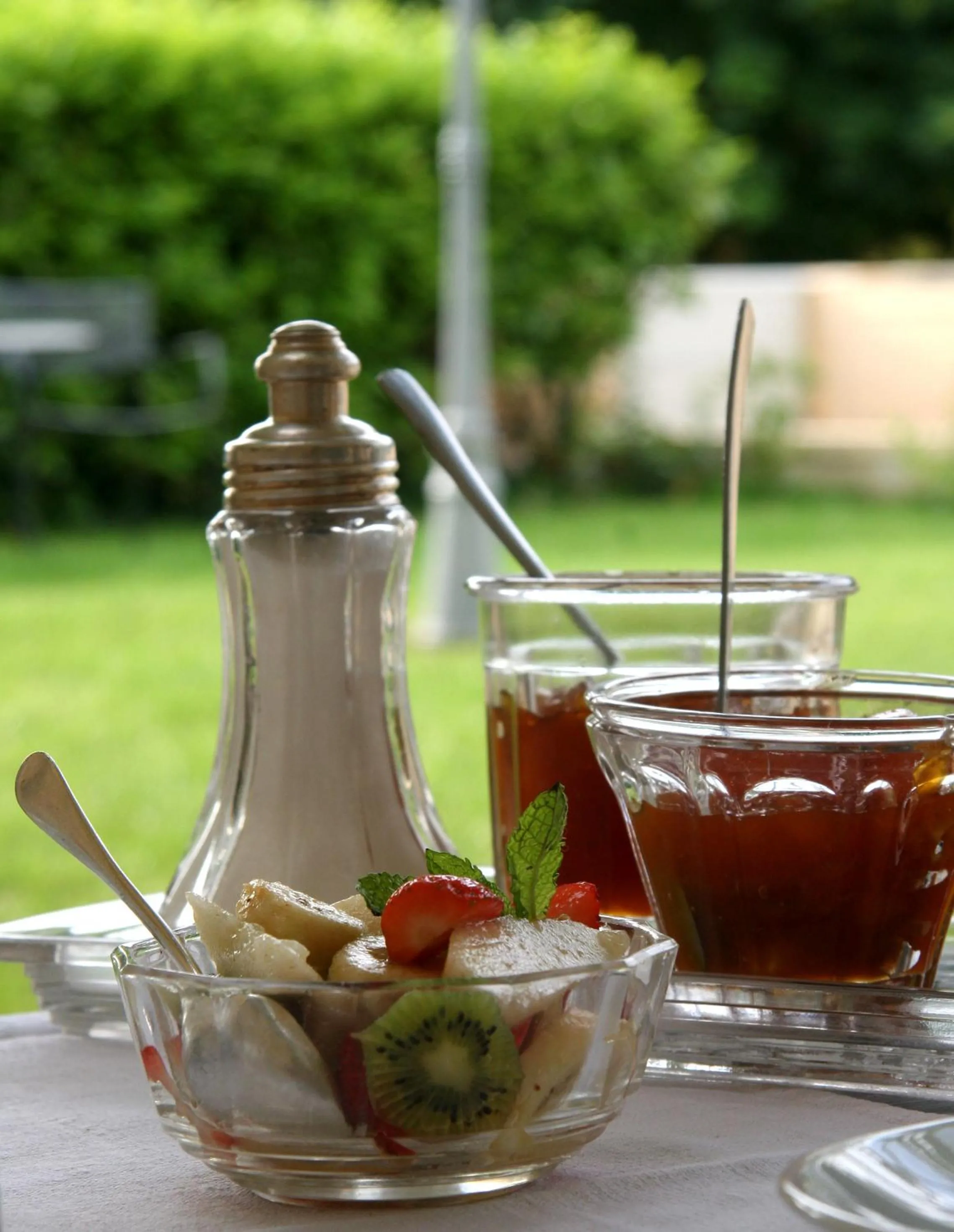 Food and drinks in MAISON DE MARQUAY-MAISON D'HOTES
