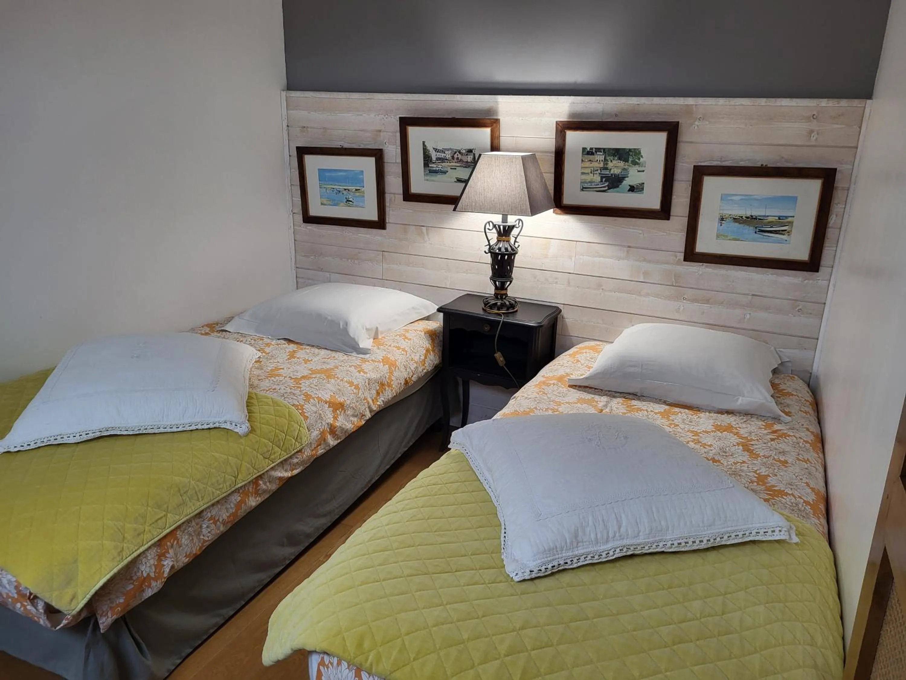 Family, Bed in Les Glycines