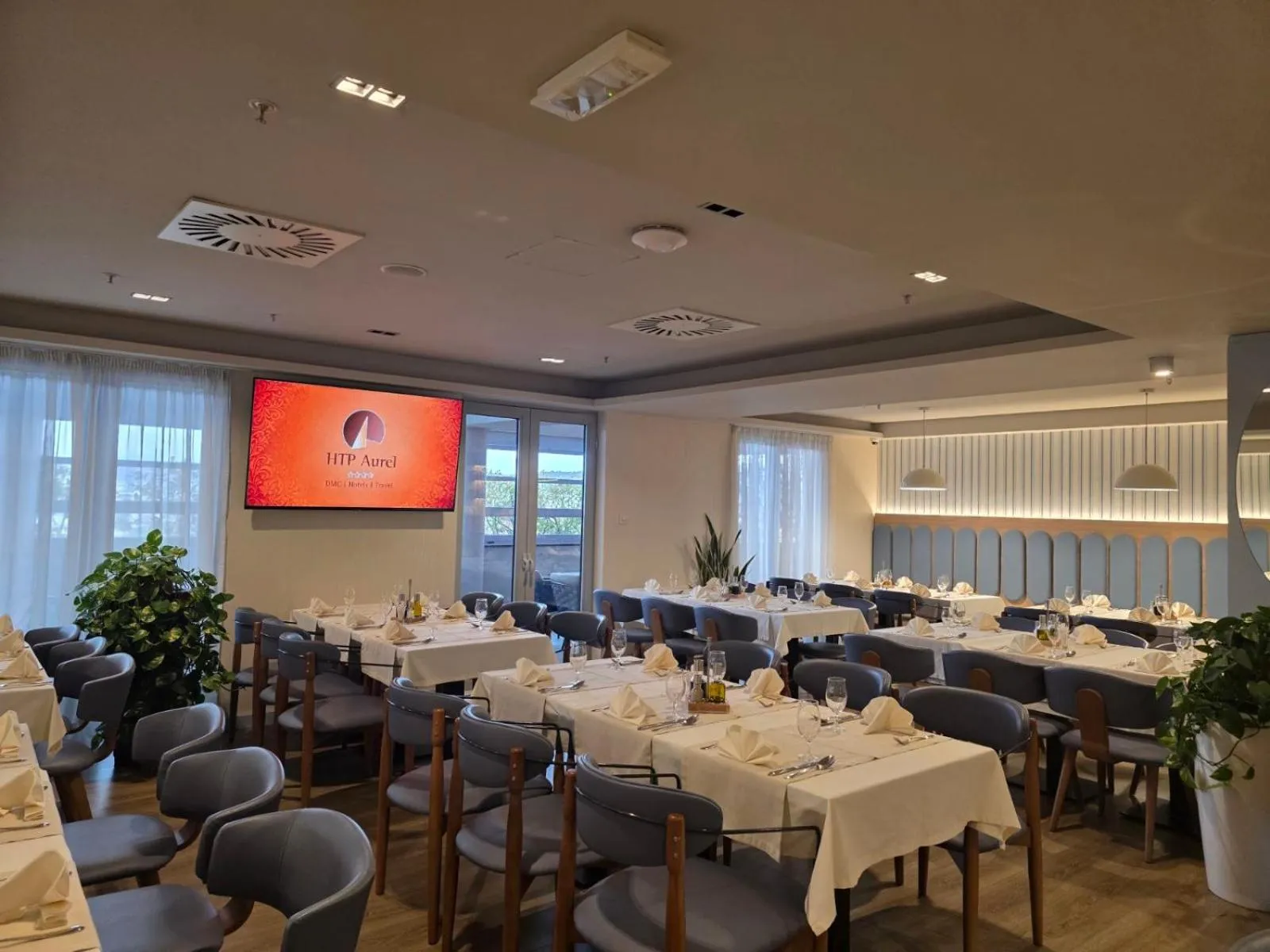 Restaurant/places to eat in Hotel Aurel