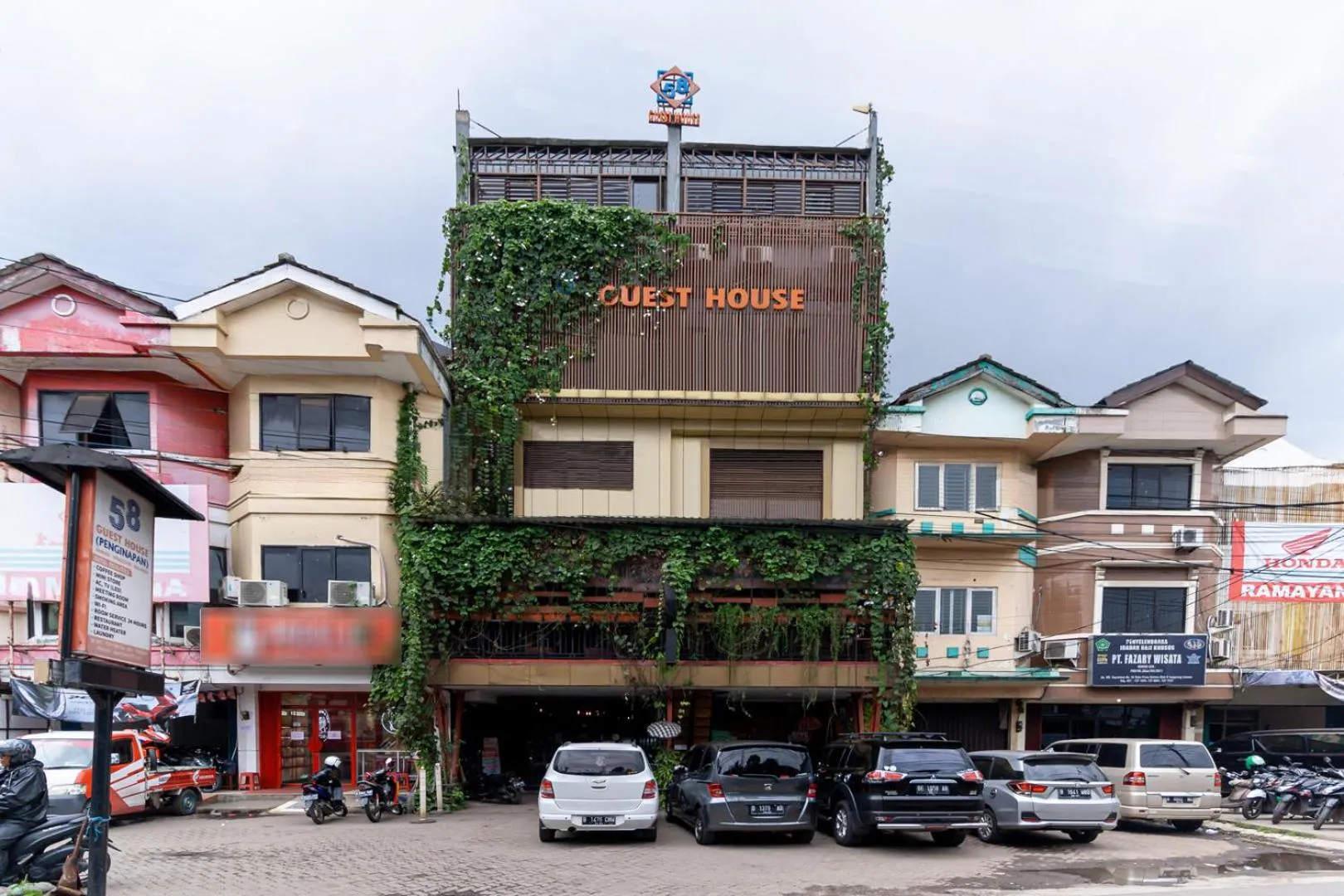 Facade/entrance in Urbanview Hotel 58 Bintaro