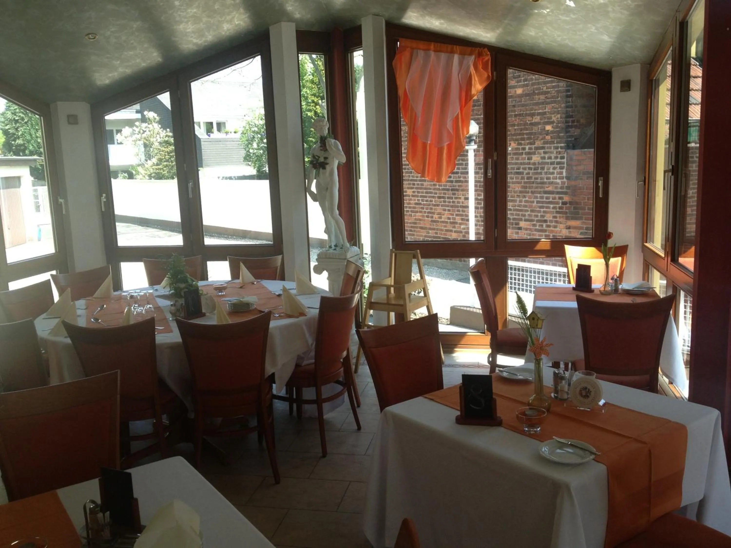 Restaurant/places to eat in Hotel Flora