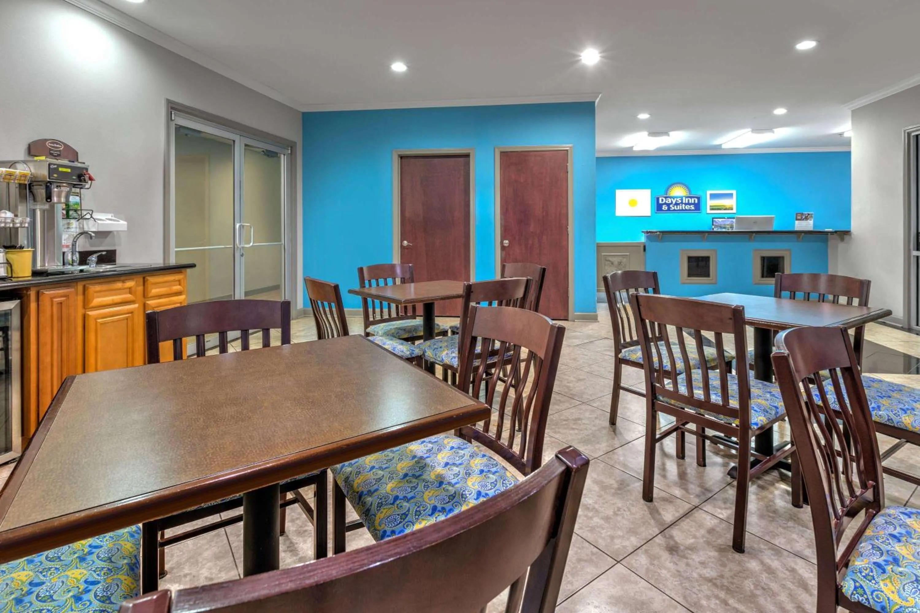 Lobby or reception in Days Inn & Suites by Wyndham Cabot