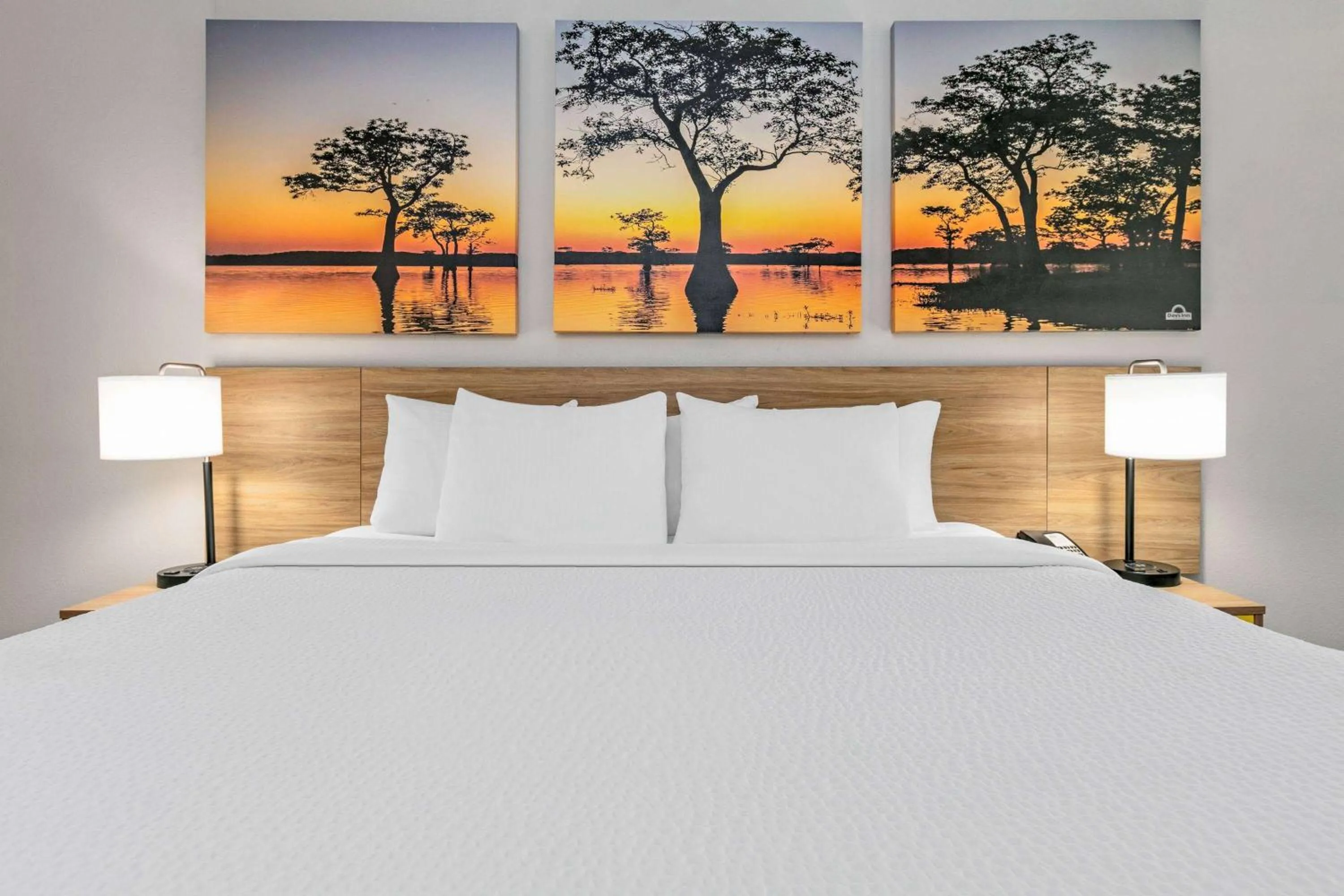 Photo of the whole room, Bed in Days Inn & Suites by Wyndham Cabot