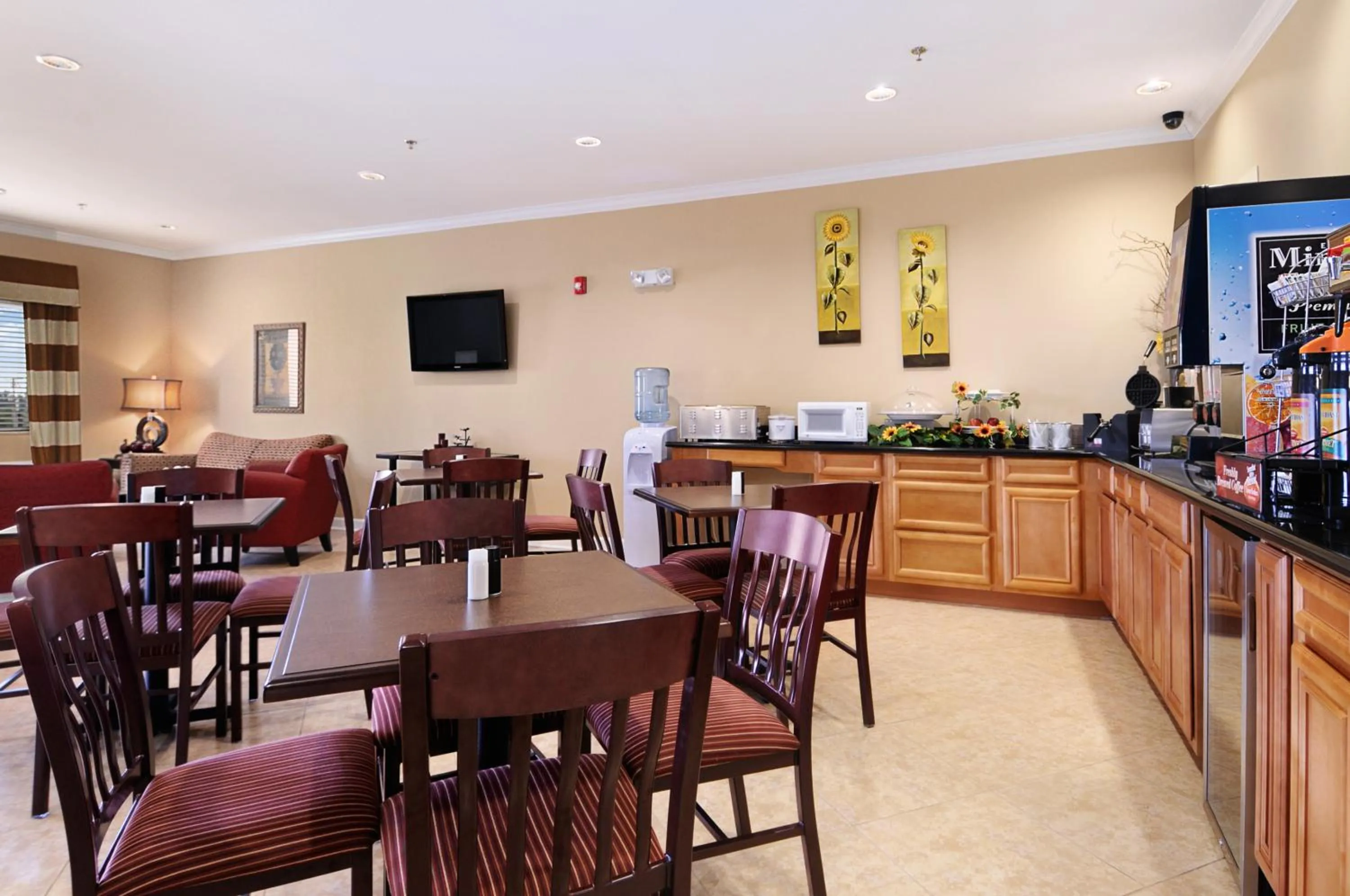 Restaurant/places to eat in Days Inn & Suites by Wyndham Cabot