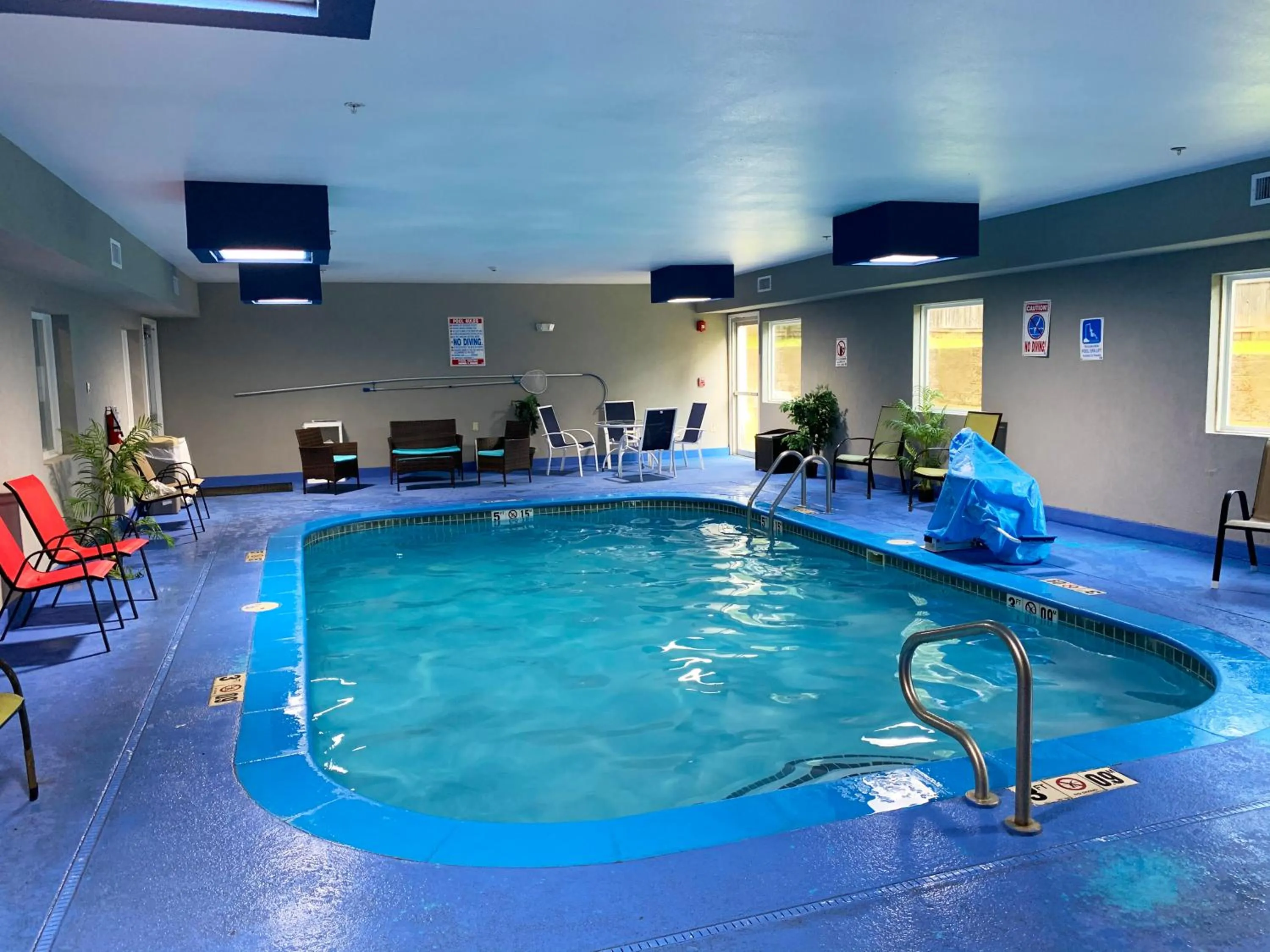 Swimming pool in Days Inn & Suites by Wyndham Cabot