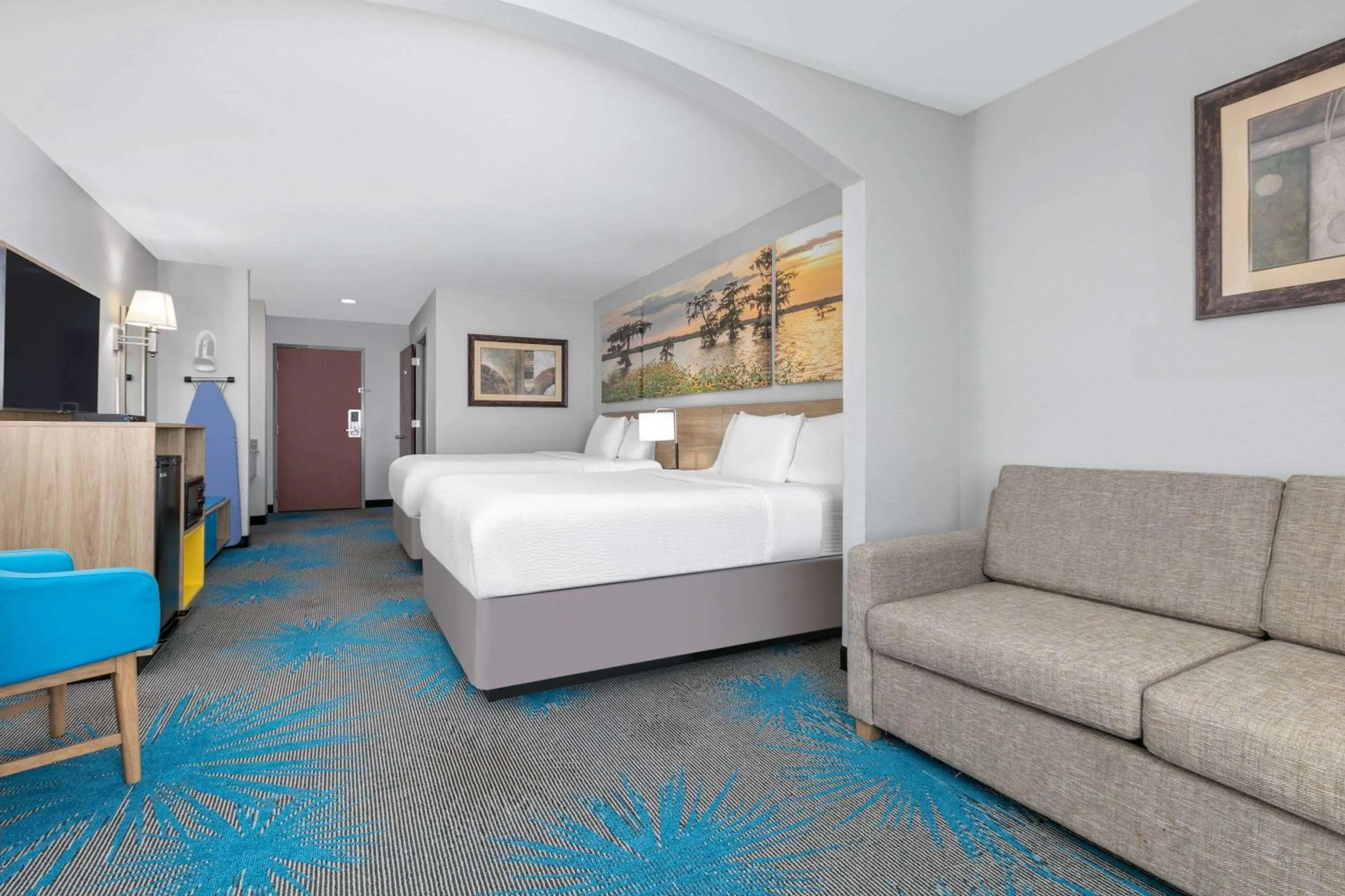 Photo of the whole room, Bed in Days Inn & Suites by Wyndham Cabot