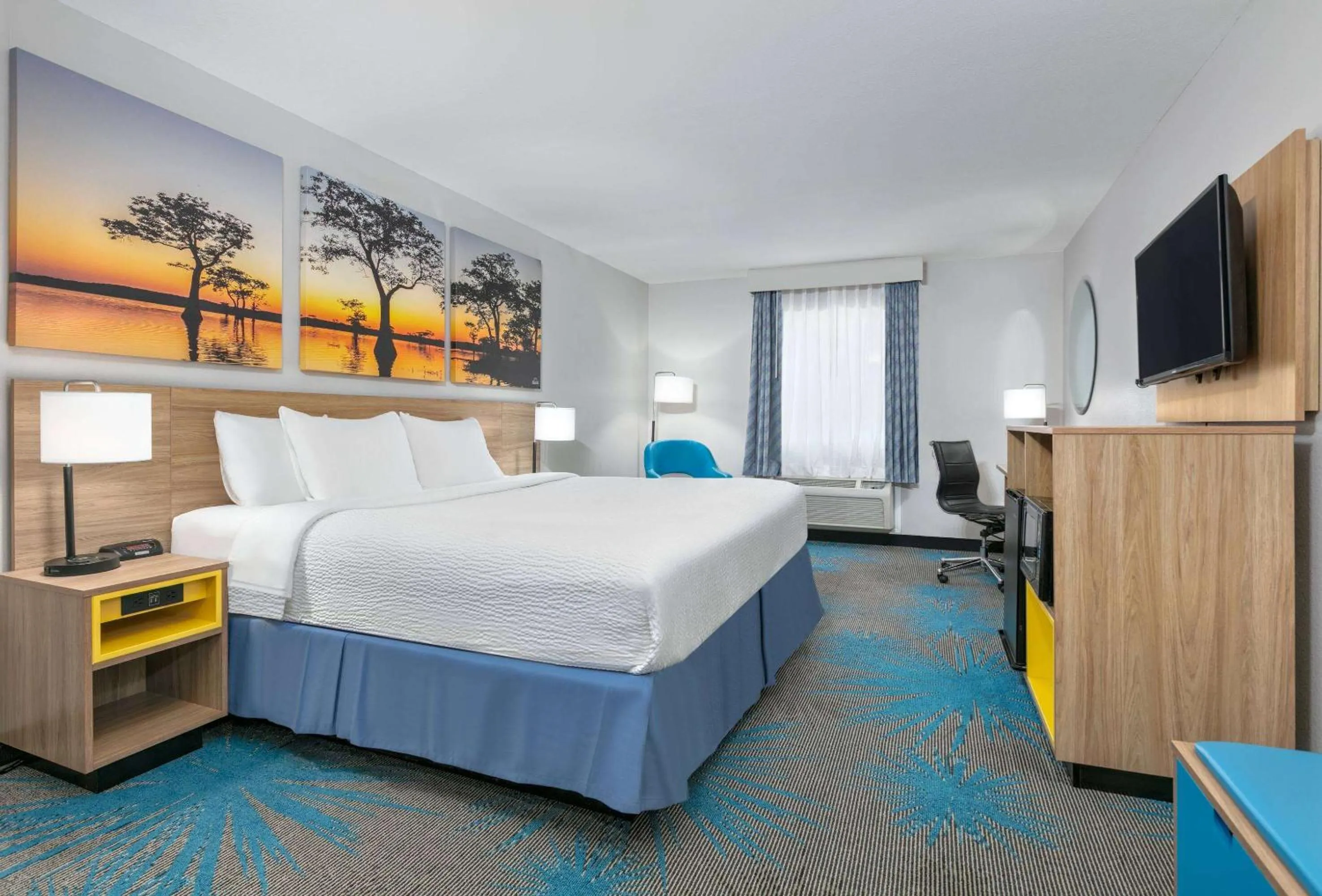 Photo of the whole room, Bed in Days Inn & Suites by Wyndham Cabot