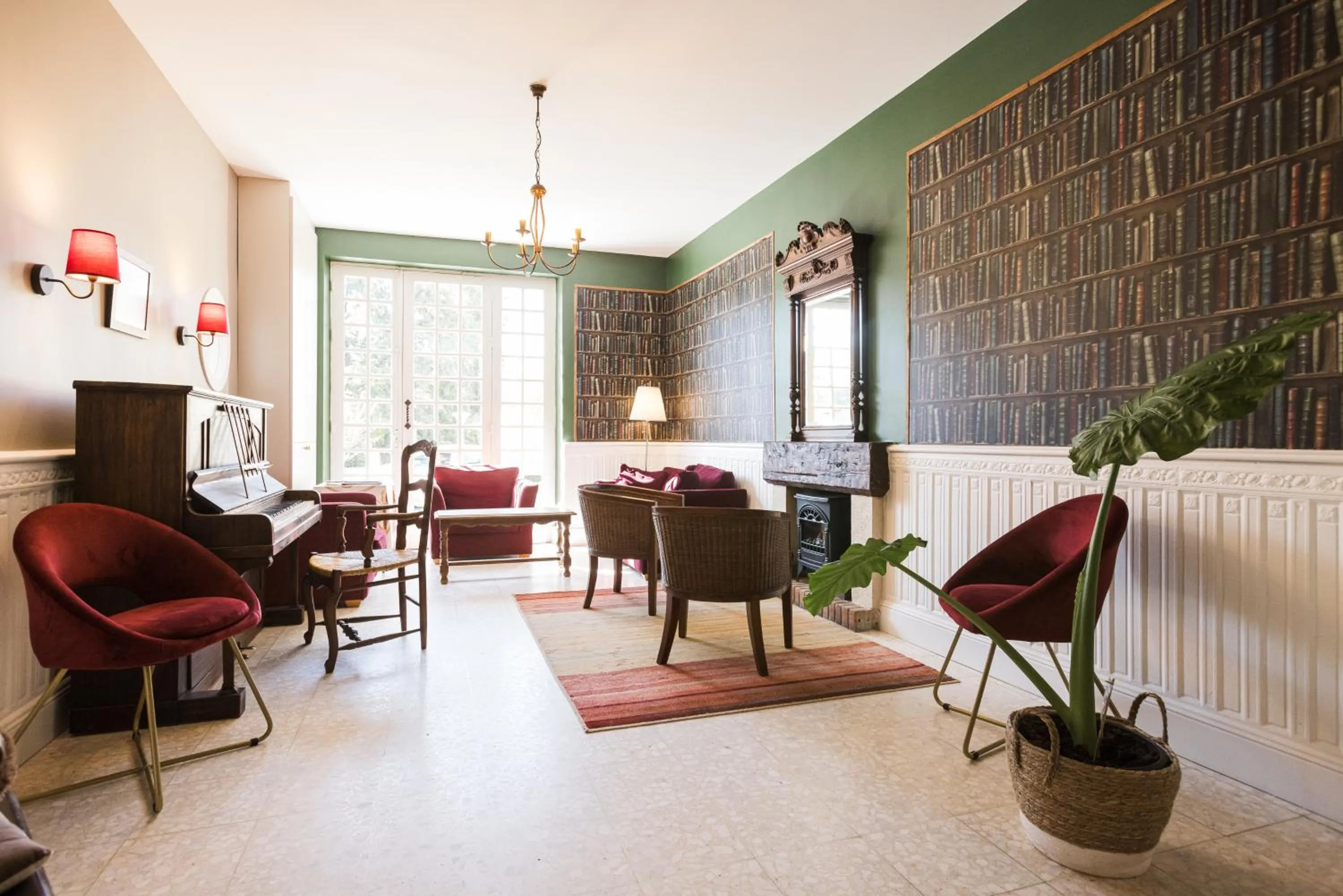 Living room in Logis Hôtel Restaurant Le Lascaux