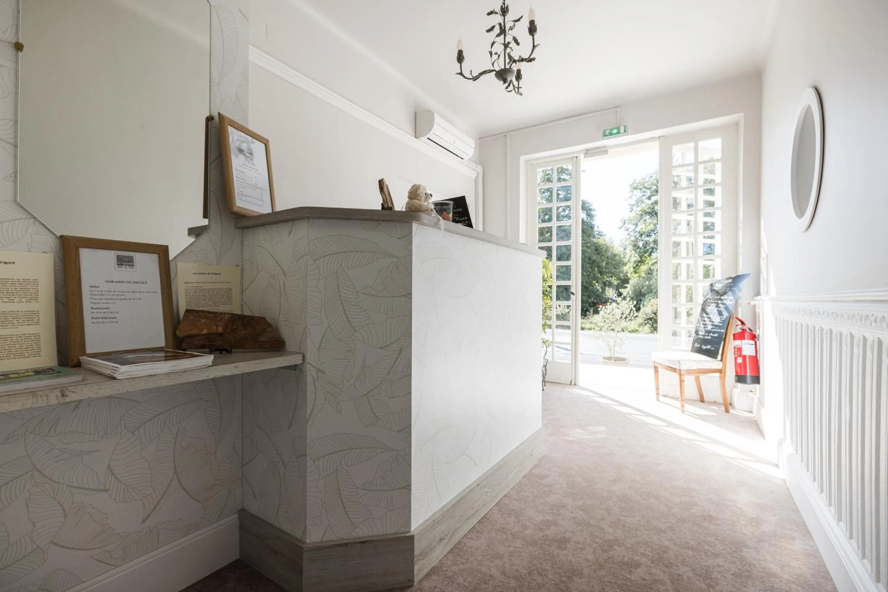 Facade/entrance in Logis Hôtel Restaurant Le Lascaux