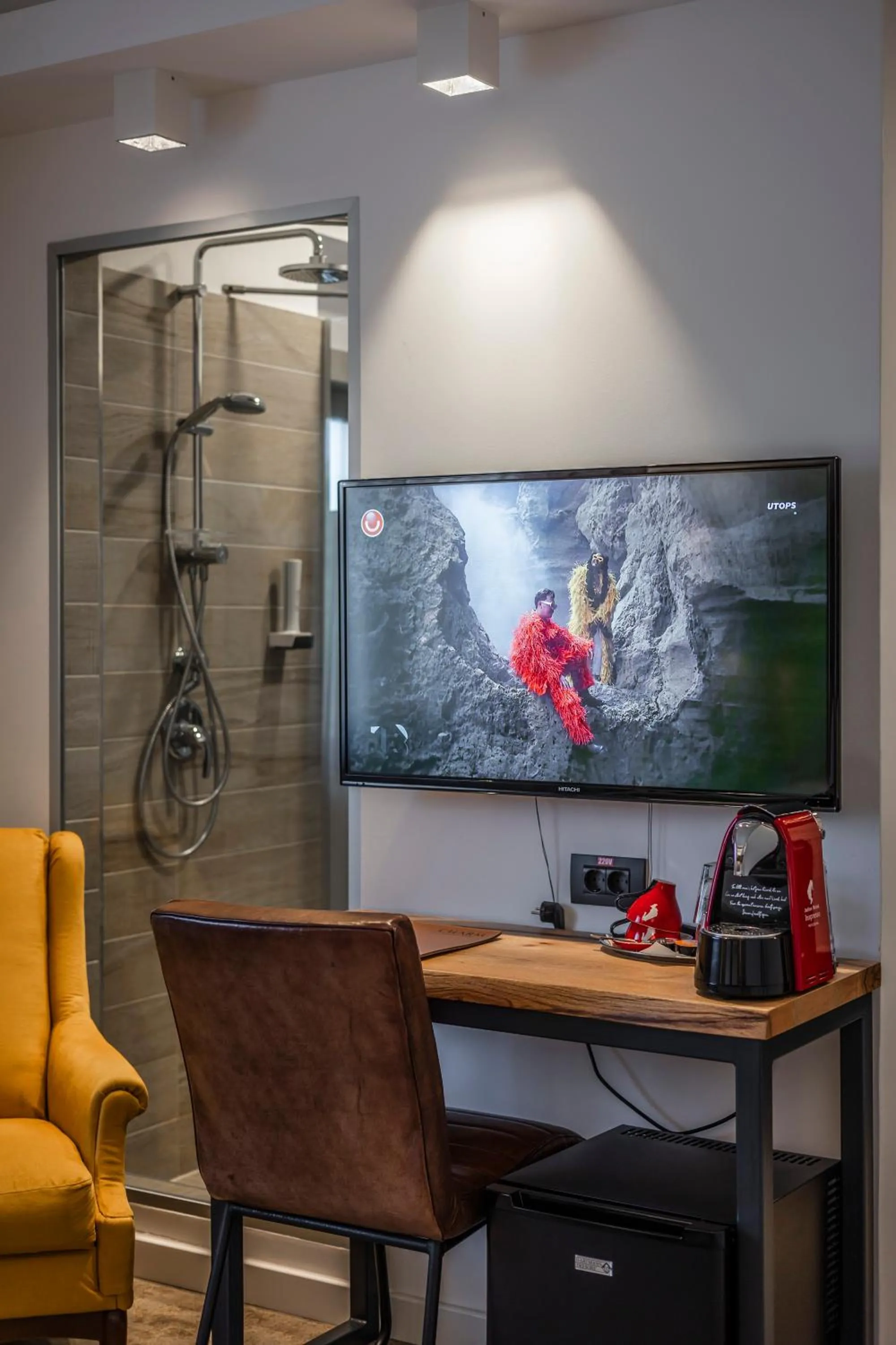 TV and multimedia in Charm Boutique Hotel