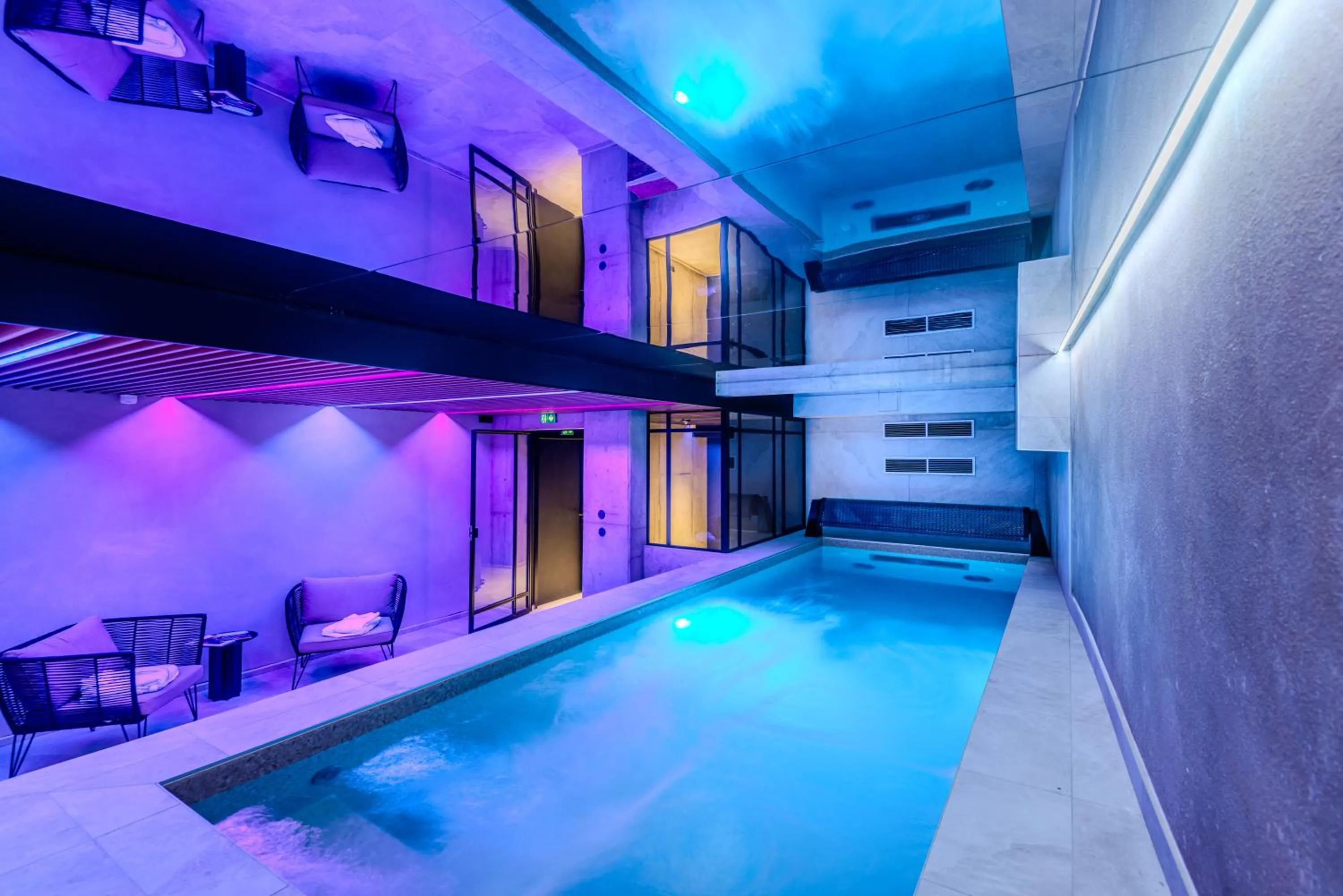 Swimming pool in Hôtel Anne de Bretagne