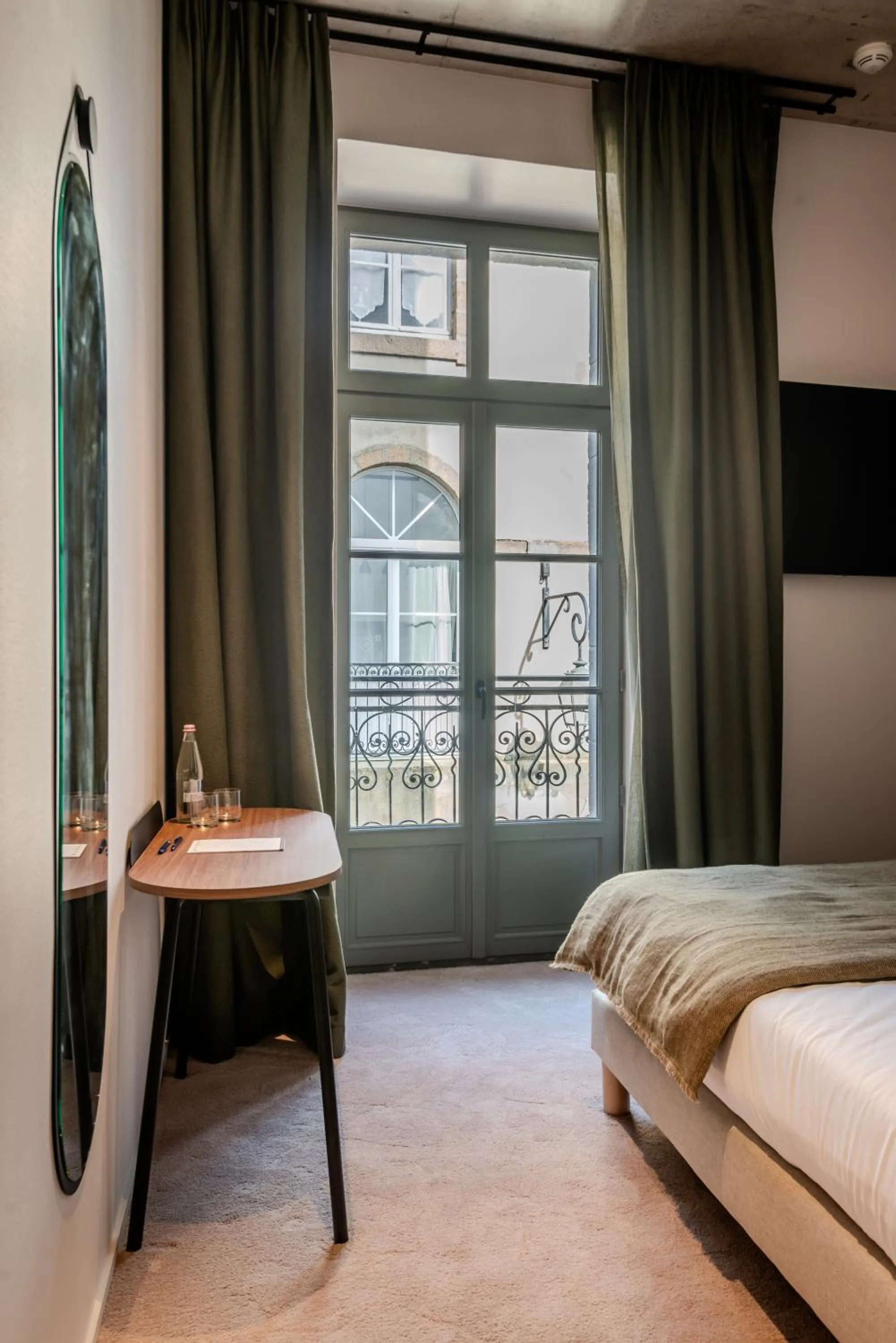 TV and multimedia, Bed in Hôtel Anne de Bretagne