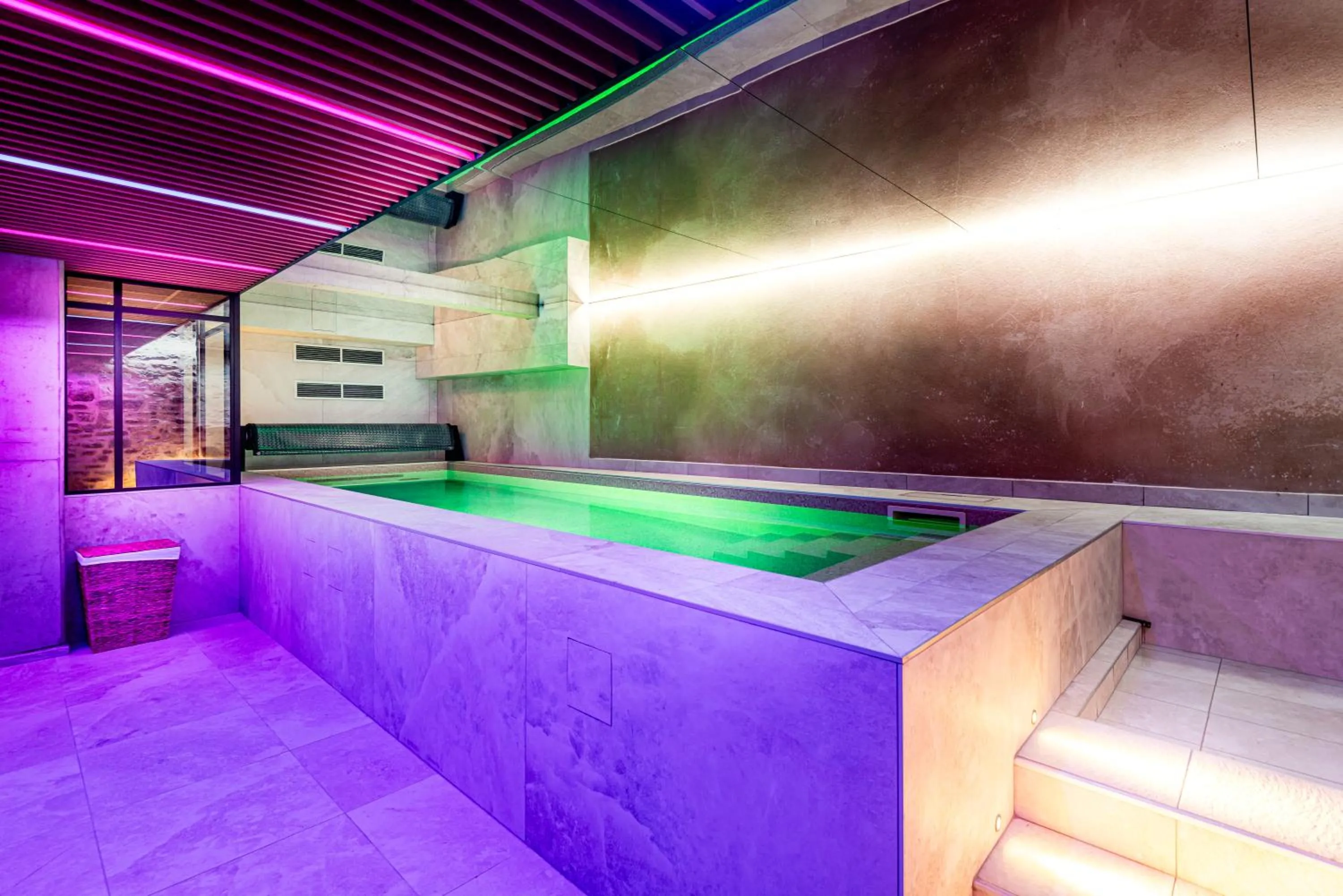 Swimming pool in Hôtel Anne de Bretagne