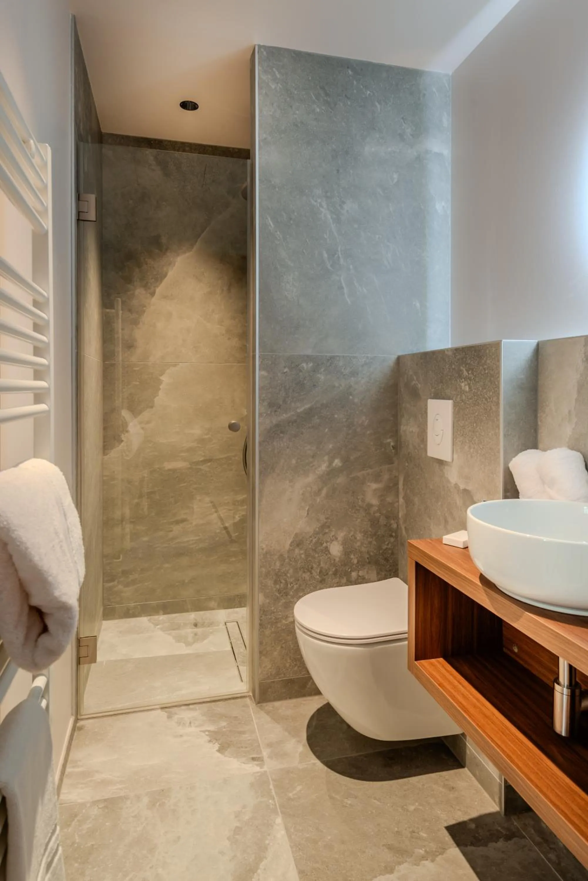 Shower in Hôtel Anne de Bretagne