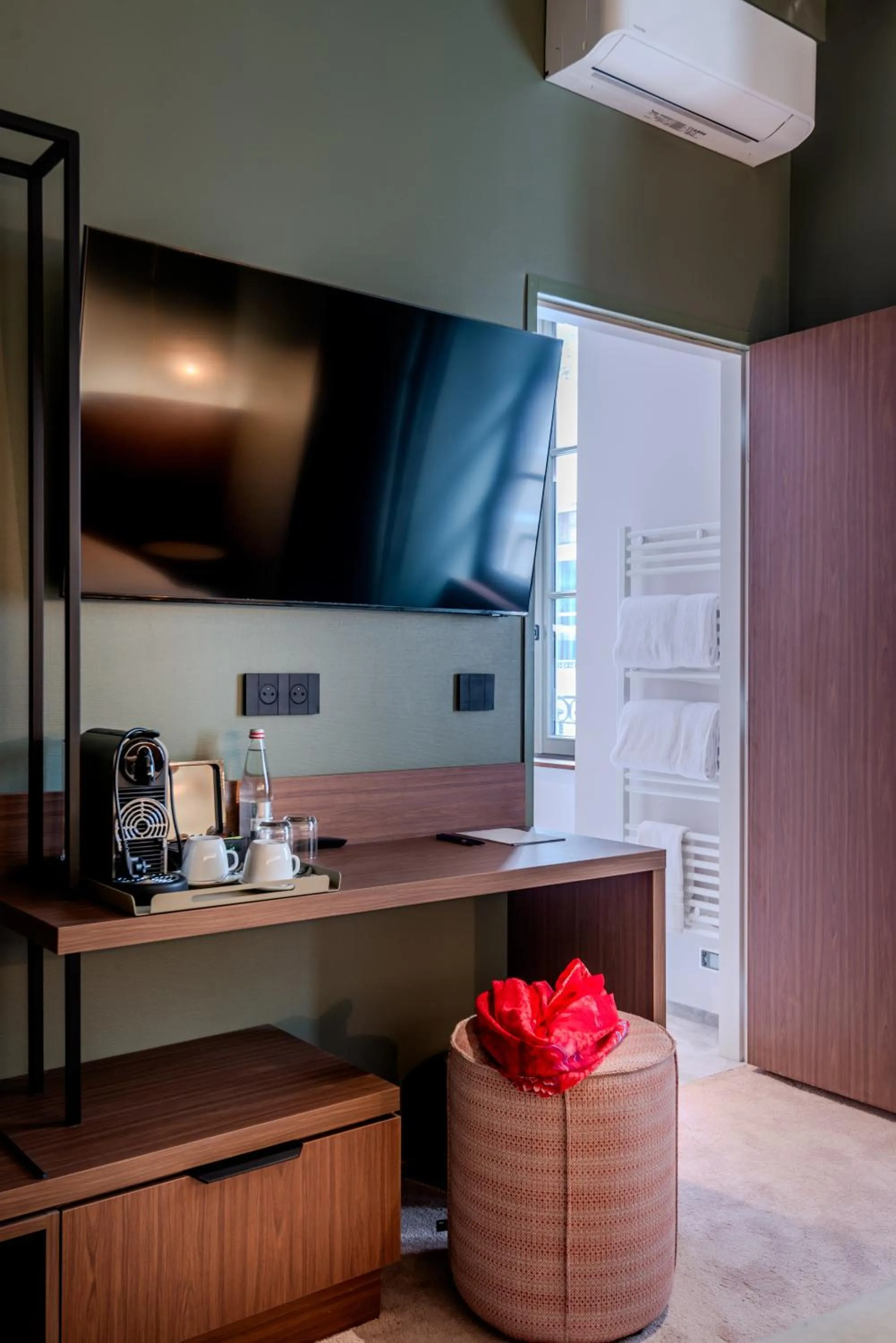 TV and multimedia in Hôtel Anne de Bretagne