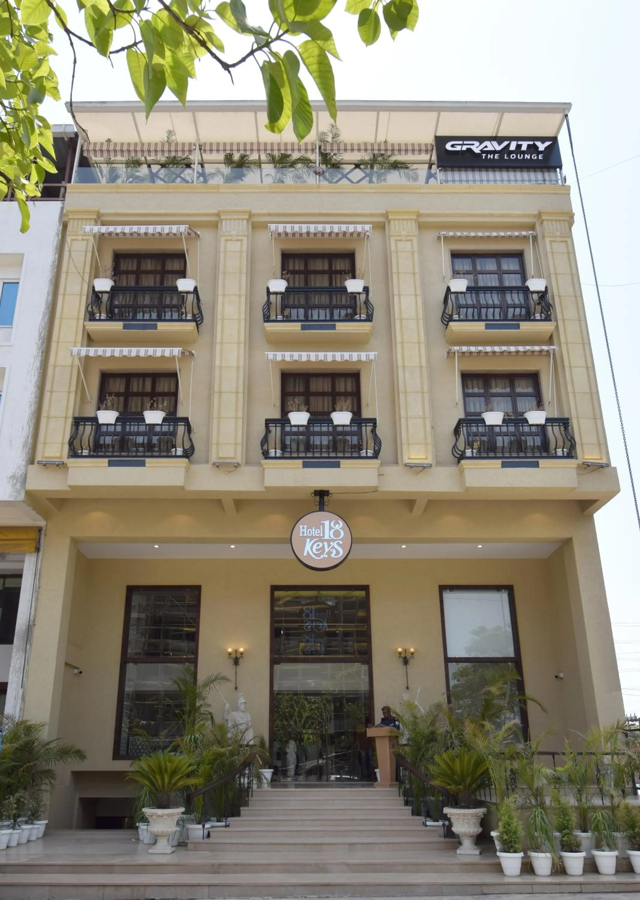 Facade/entrance in Hotel 18 Keys