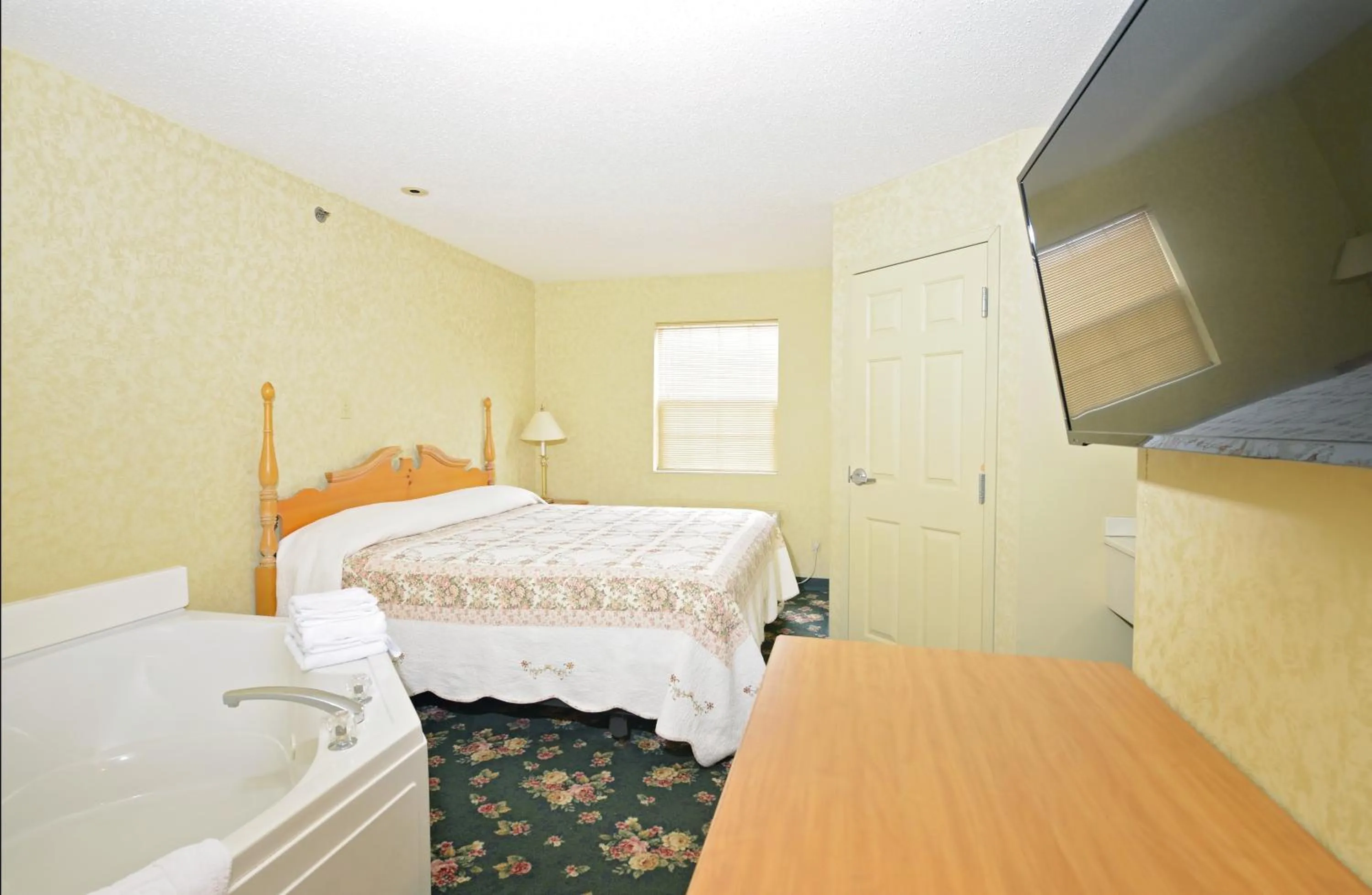 Photo of the whole room, Bed in OurGuest Inn & Suites Downtown Port Clinton