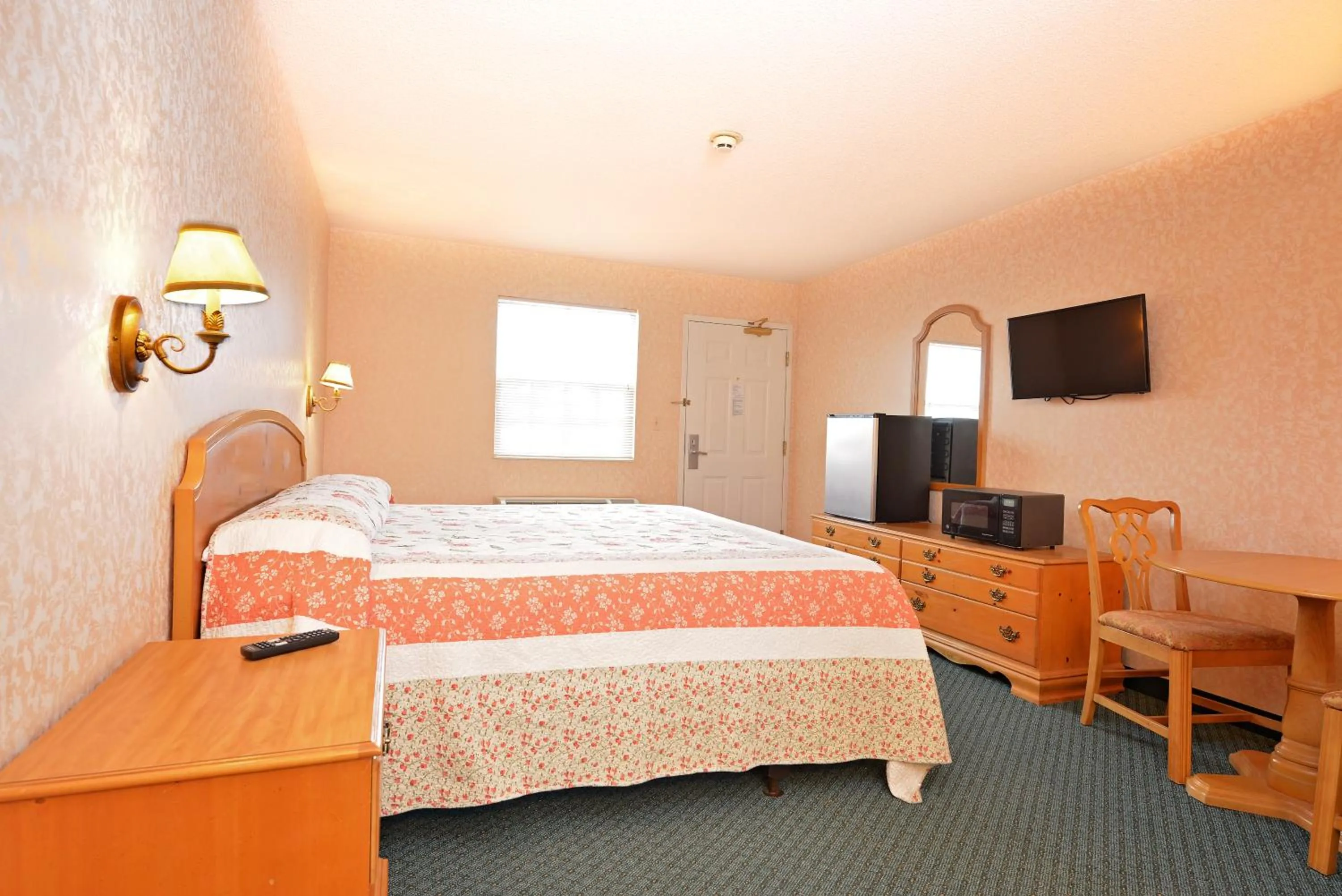 Photo of the whole room, Bed in OurGuest Inn & Suites Downtown Port Clinton