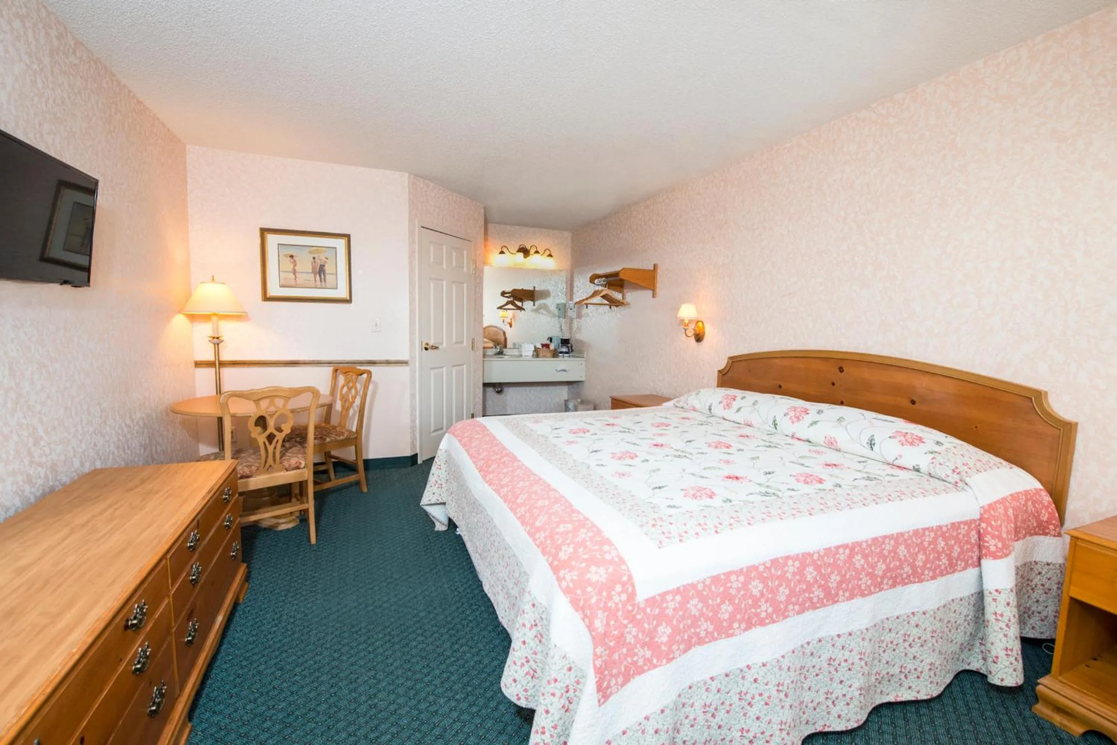 Photo of the whole room, Bed in OurGuest Inn & Suites Downtown Port Clinton