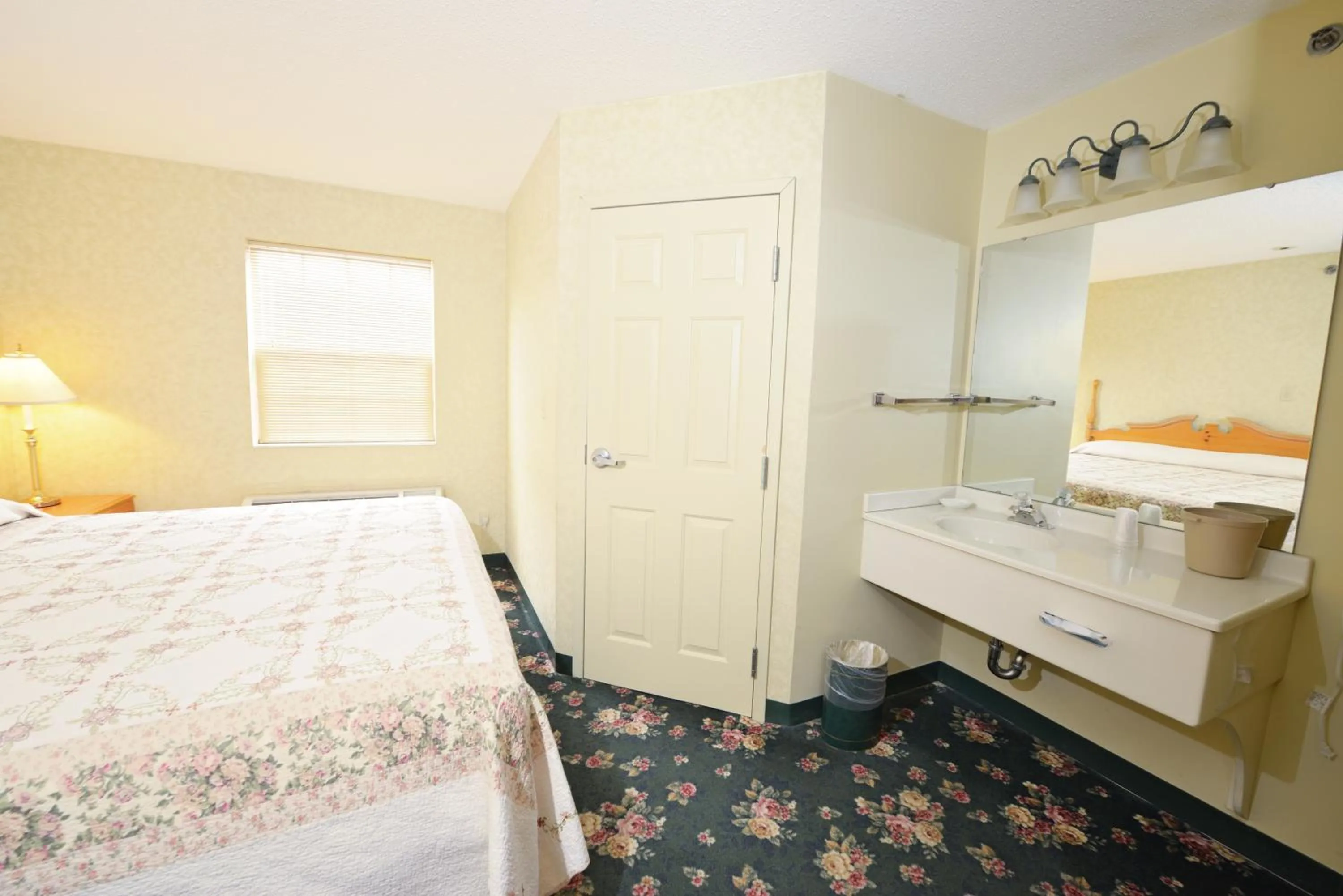 Photo of the whole room, Bed in OurGuest Inn & Suites Downtown Port Clinton