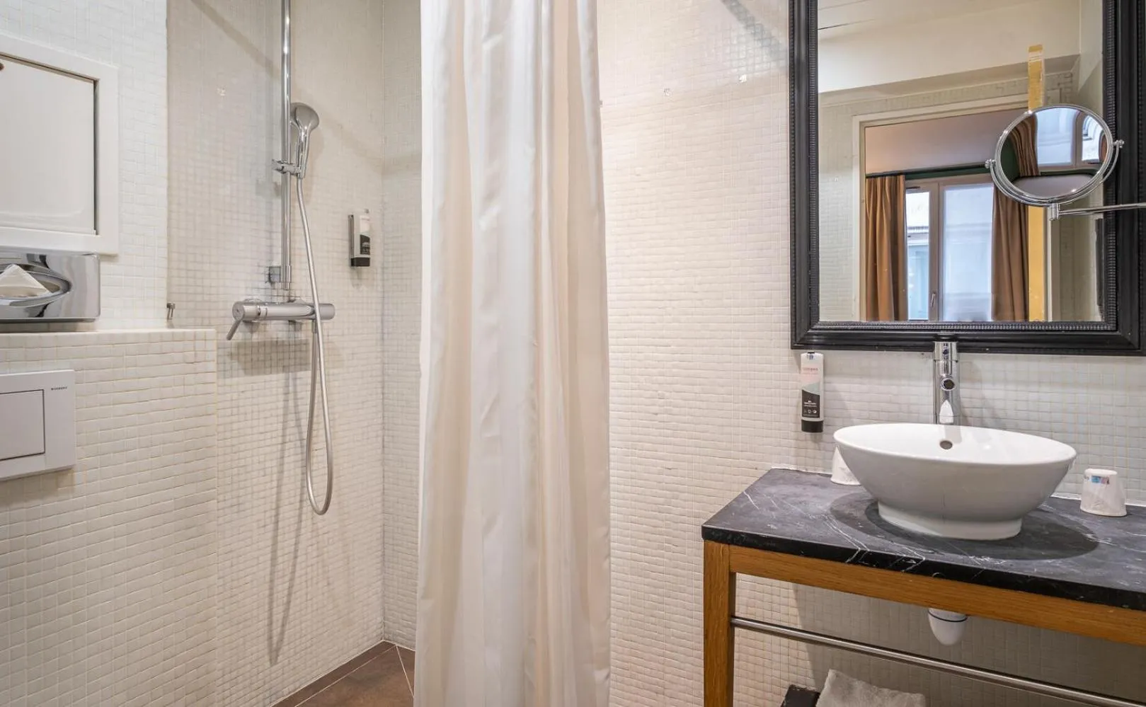 Shower in Hotel Avalon - Paris Gare du Nord
