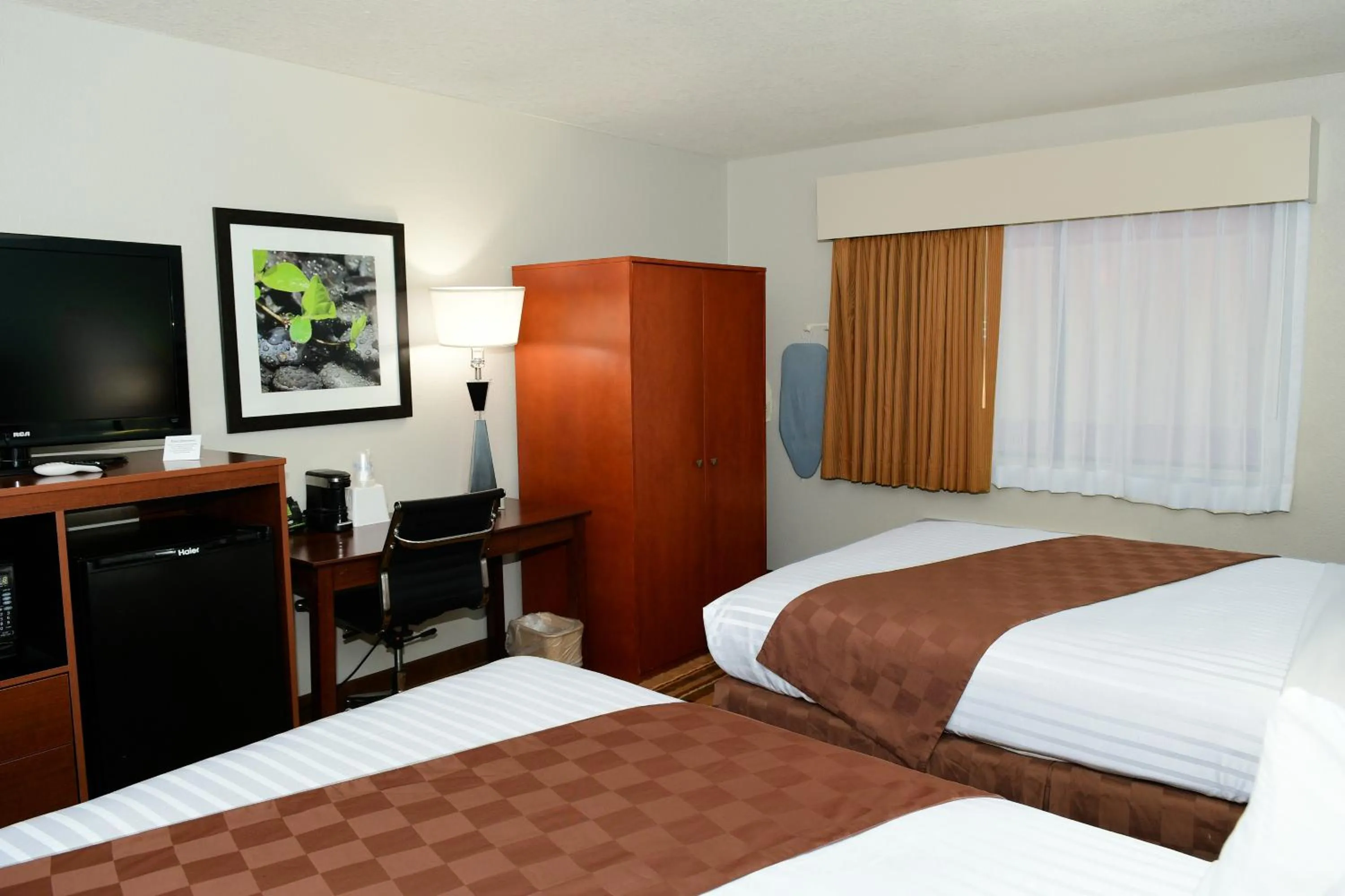 Bed in Best Western Regency Inn