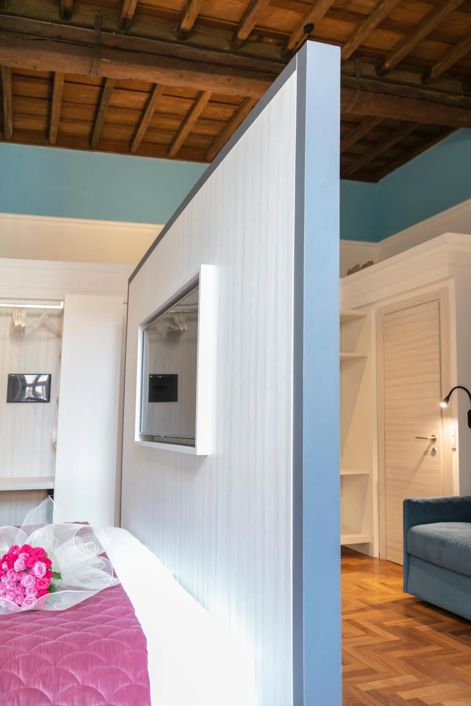 Photo of the whole room, Bed in Hadrianus Temple Suites - The Venue Collection