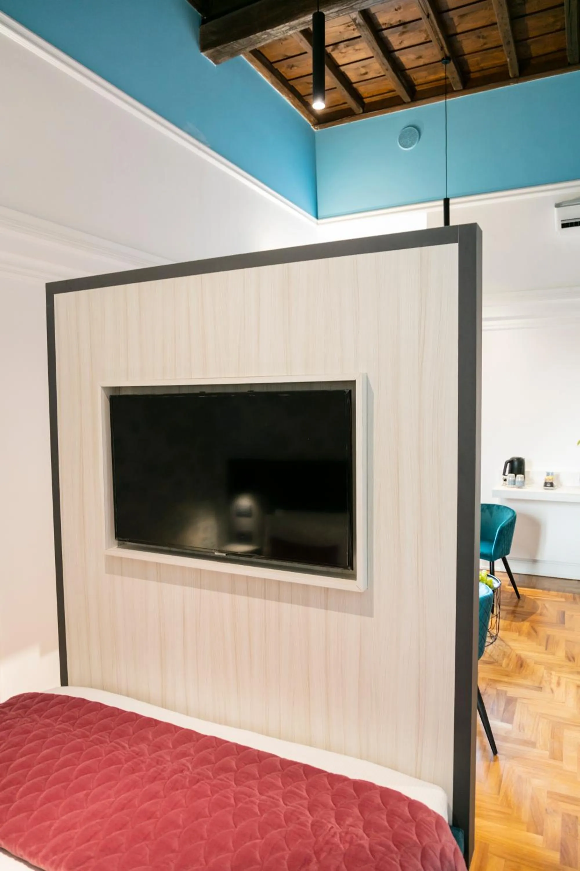 TV and multimedia, Bed in Hadrianus Temple Suites - The Venue Collection