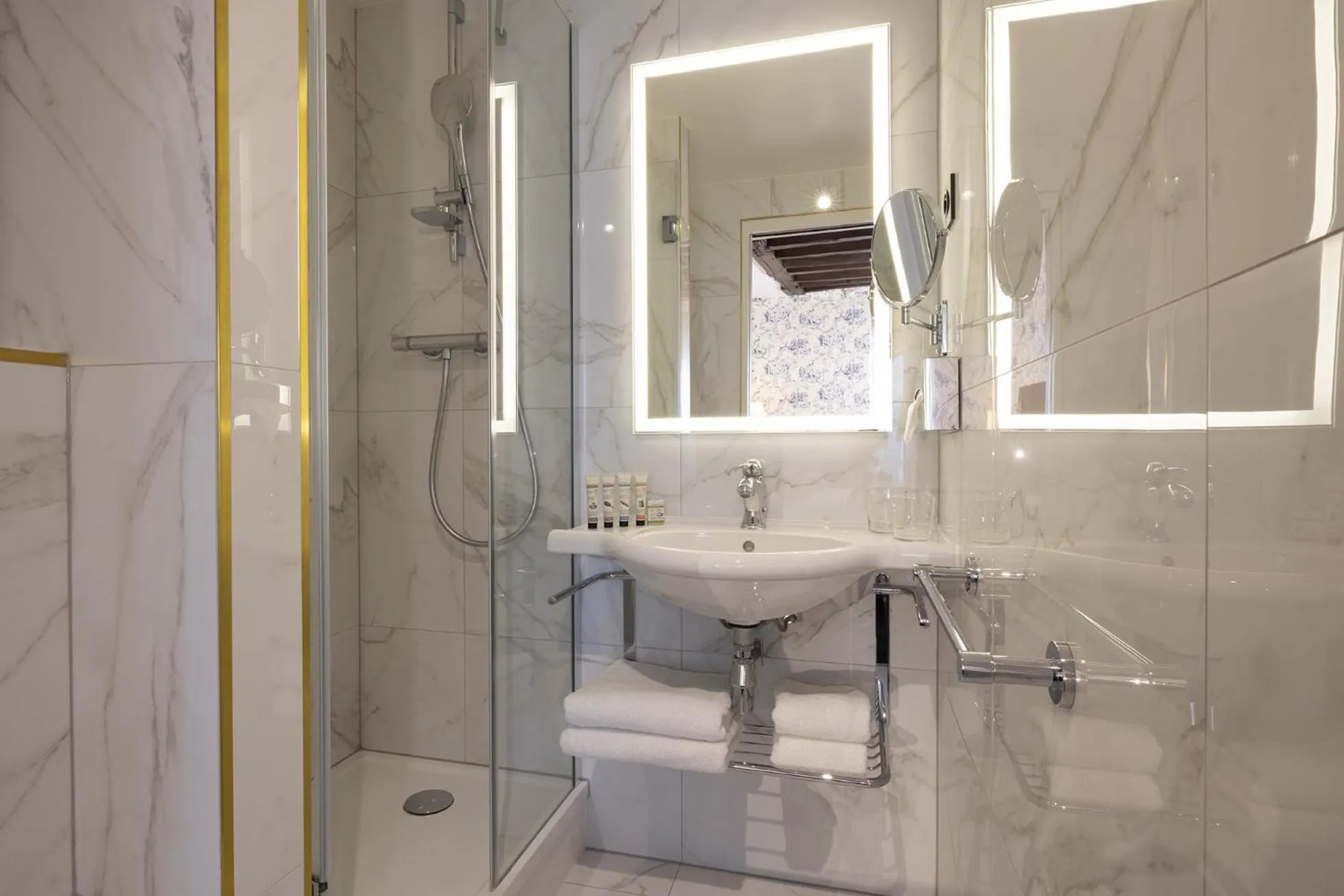 Bathroom in Hotel Louis II