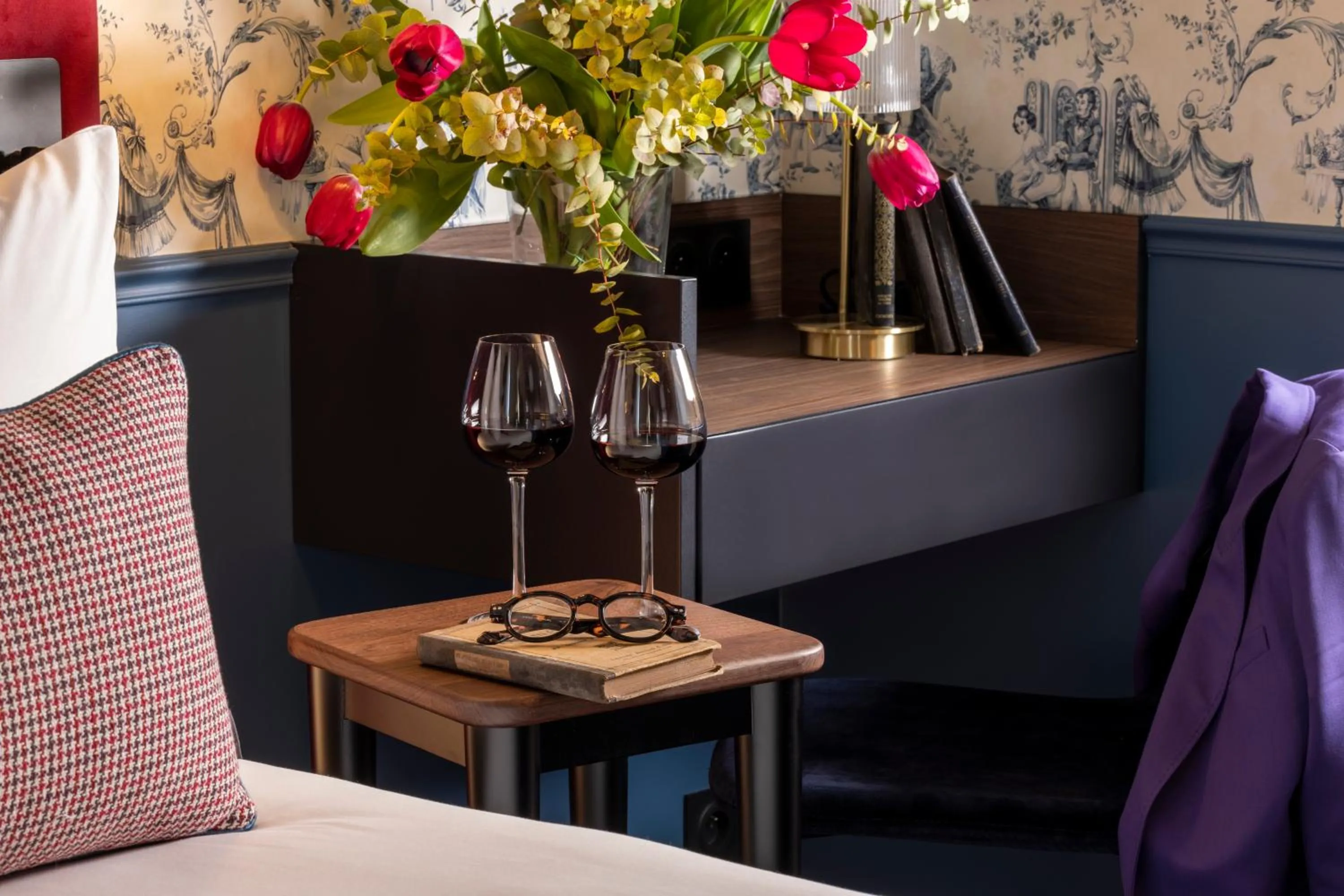 room service, Bed in Hotel Louis II