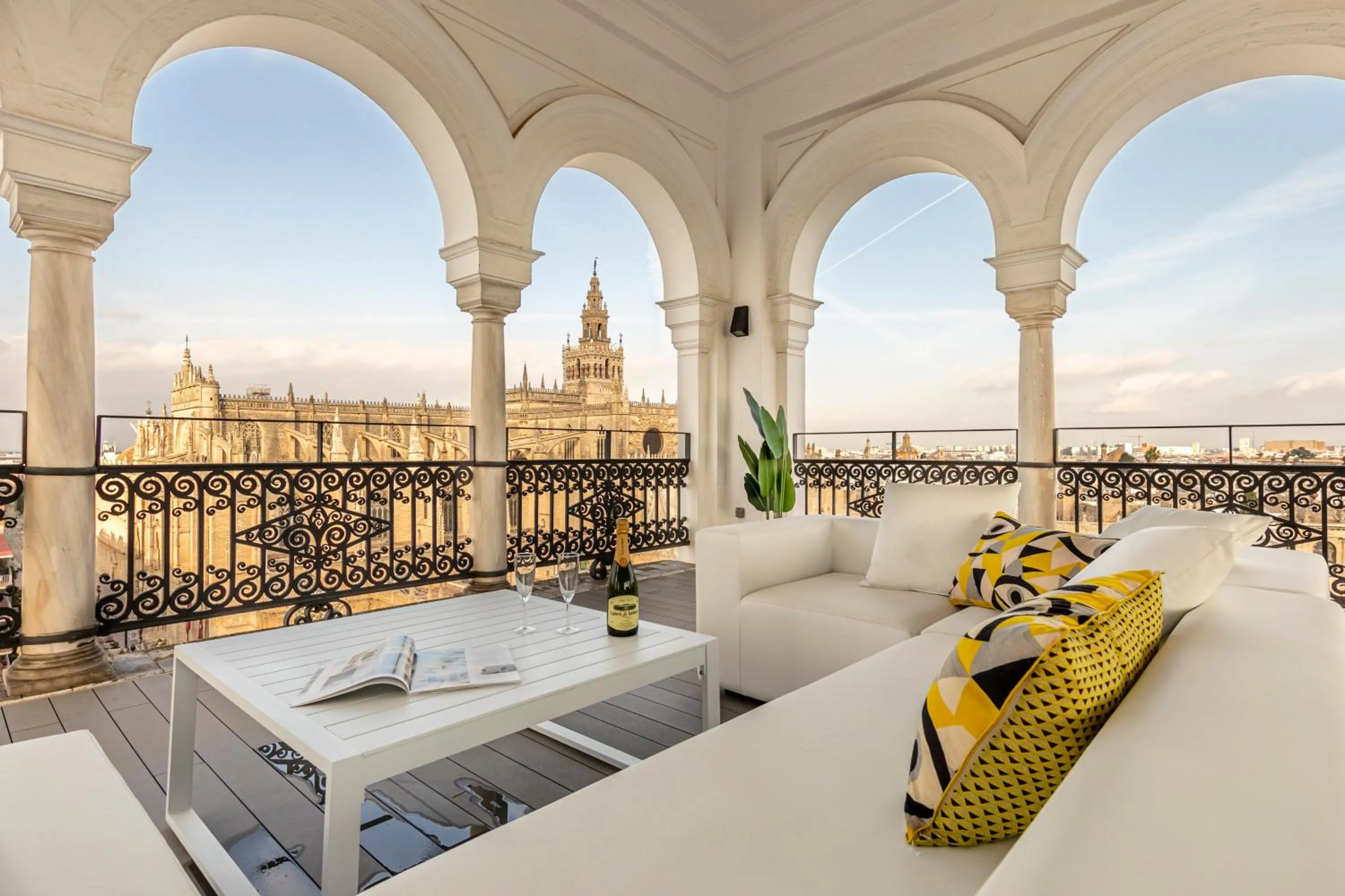 ISG Apartments The most Exclusive apartment in Sevillaparking