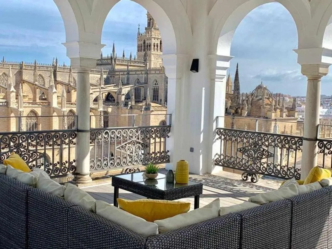 ISG Apartments The most Exclusive apartment in Sevillaparking