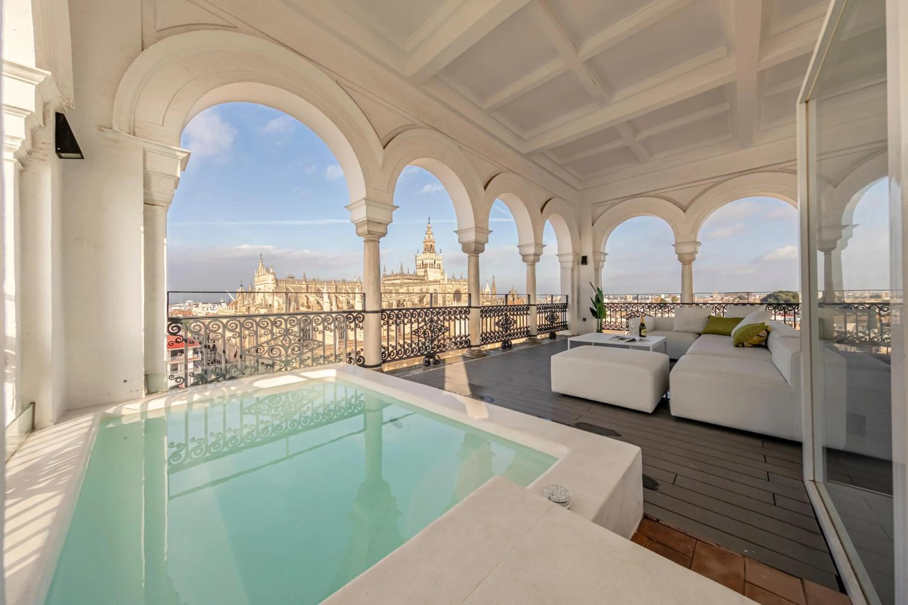 ISG Apartments The most Exclusive apartment in Sevillaparking