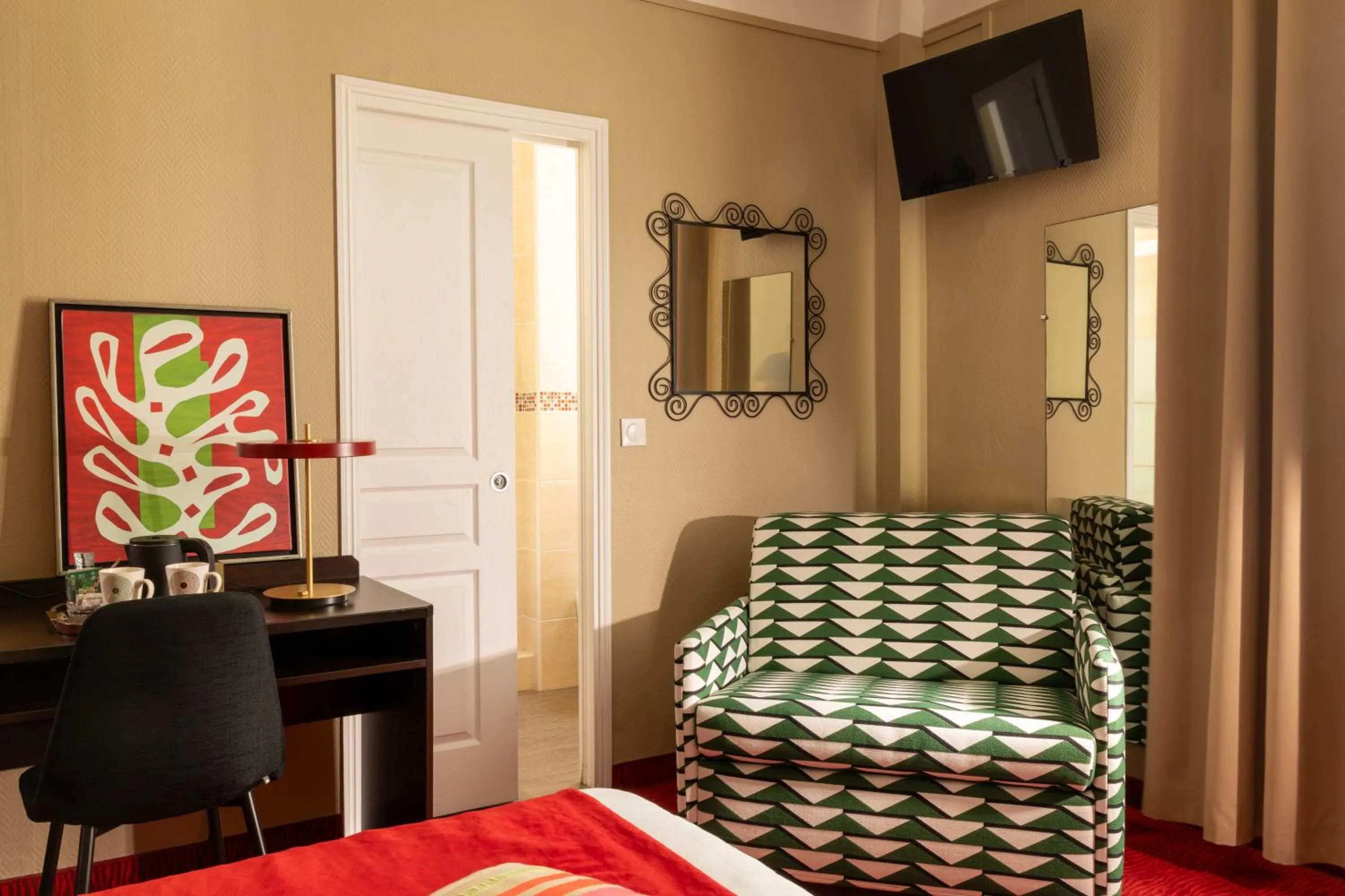 Bedroom, Bed in Chatillon Paris Montparnasse