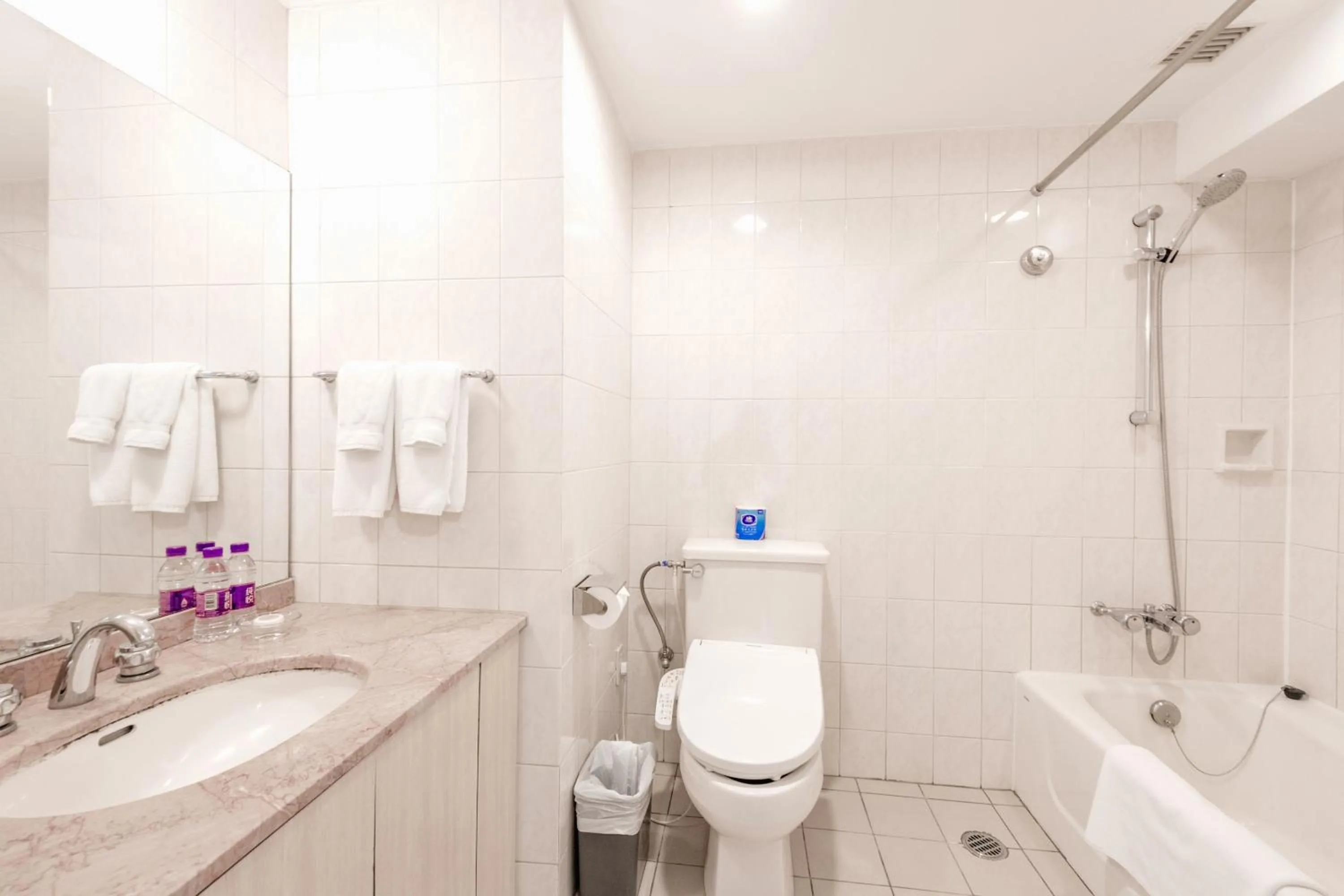 Bathroom in Ruishi Hotel Dalian