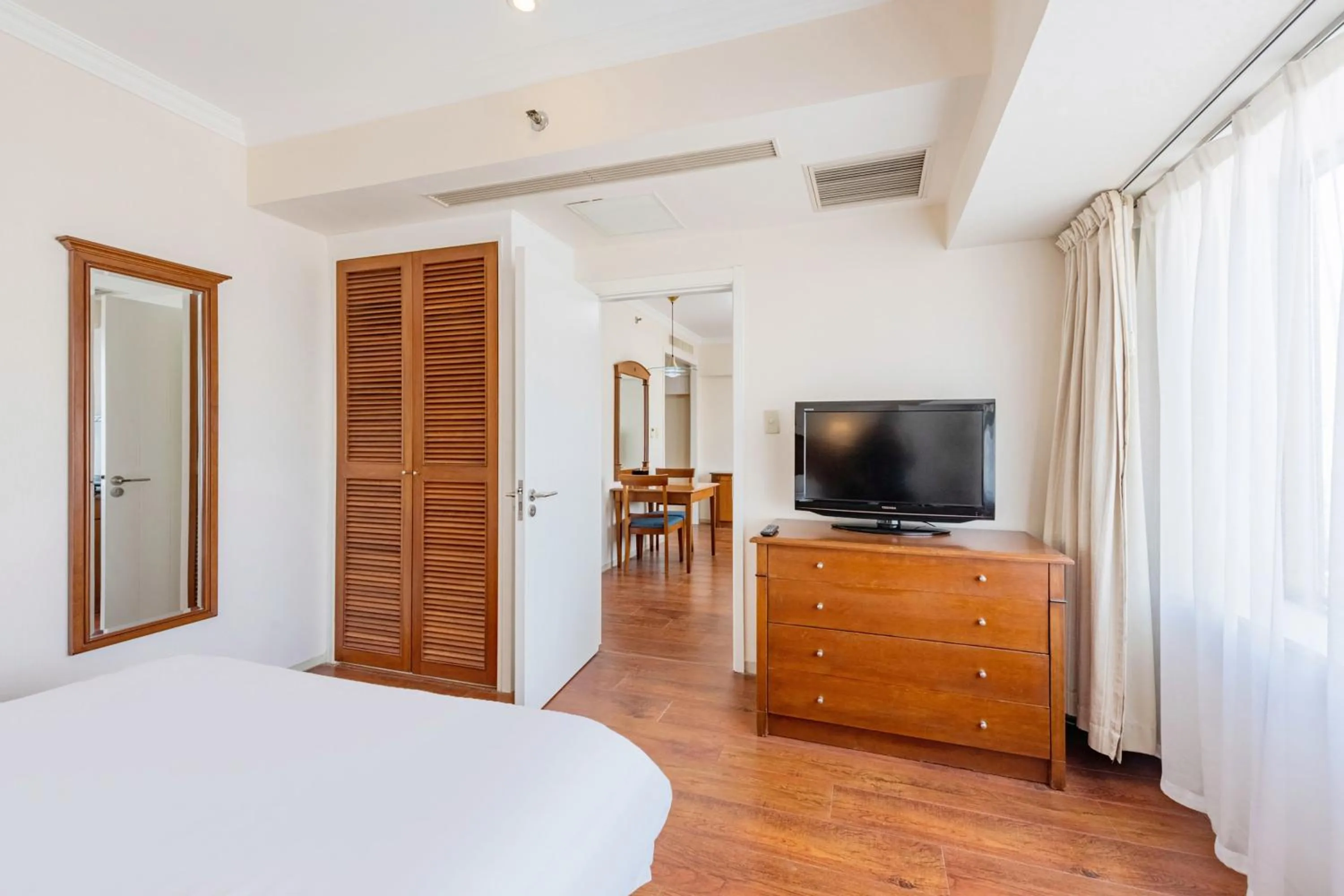 Photo of the whole room, Bed in Ruishi Hotel Dalian