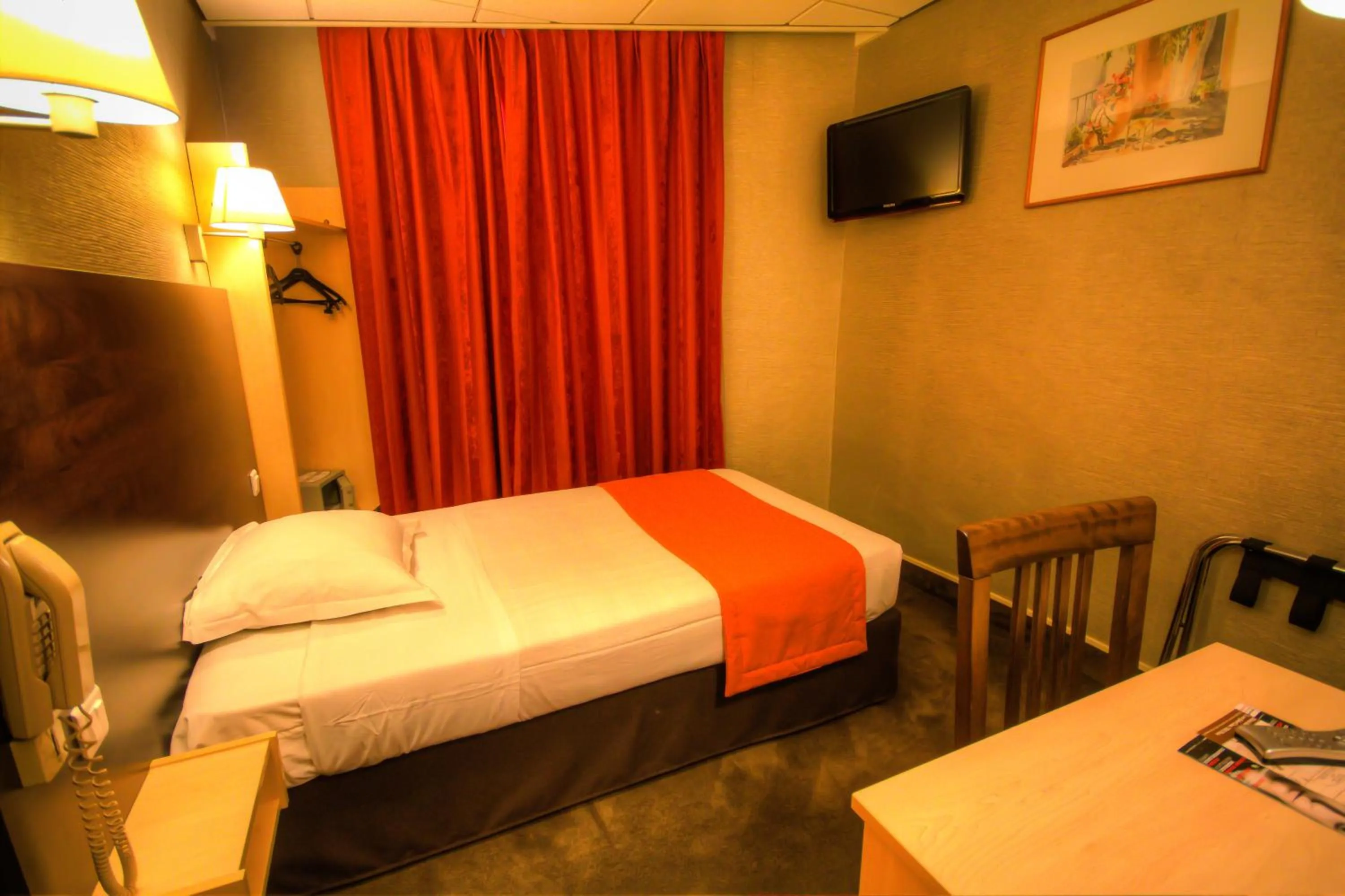 Bed in Hôtel Des Trois Gares