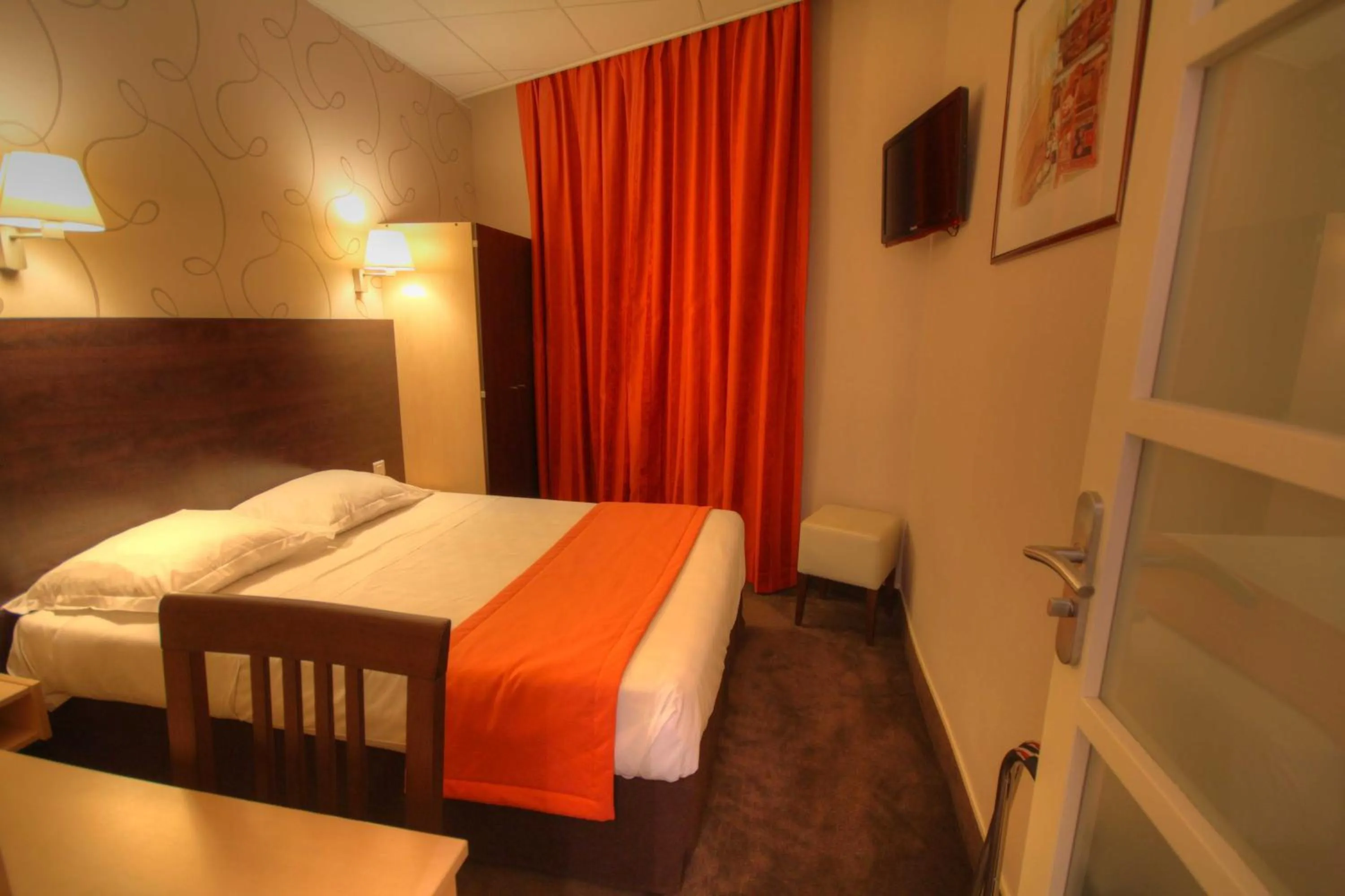 Bed in Hôtel Des Trois Gares