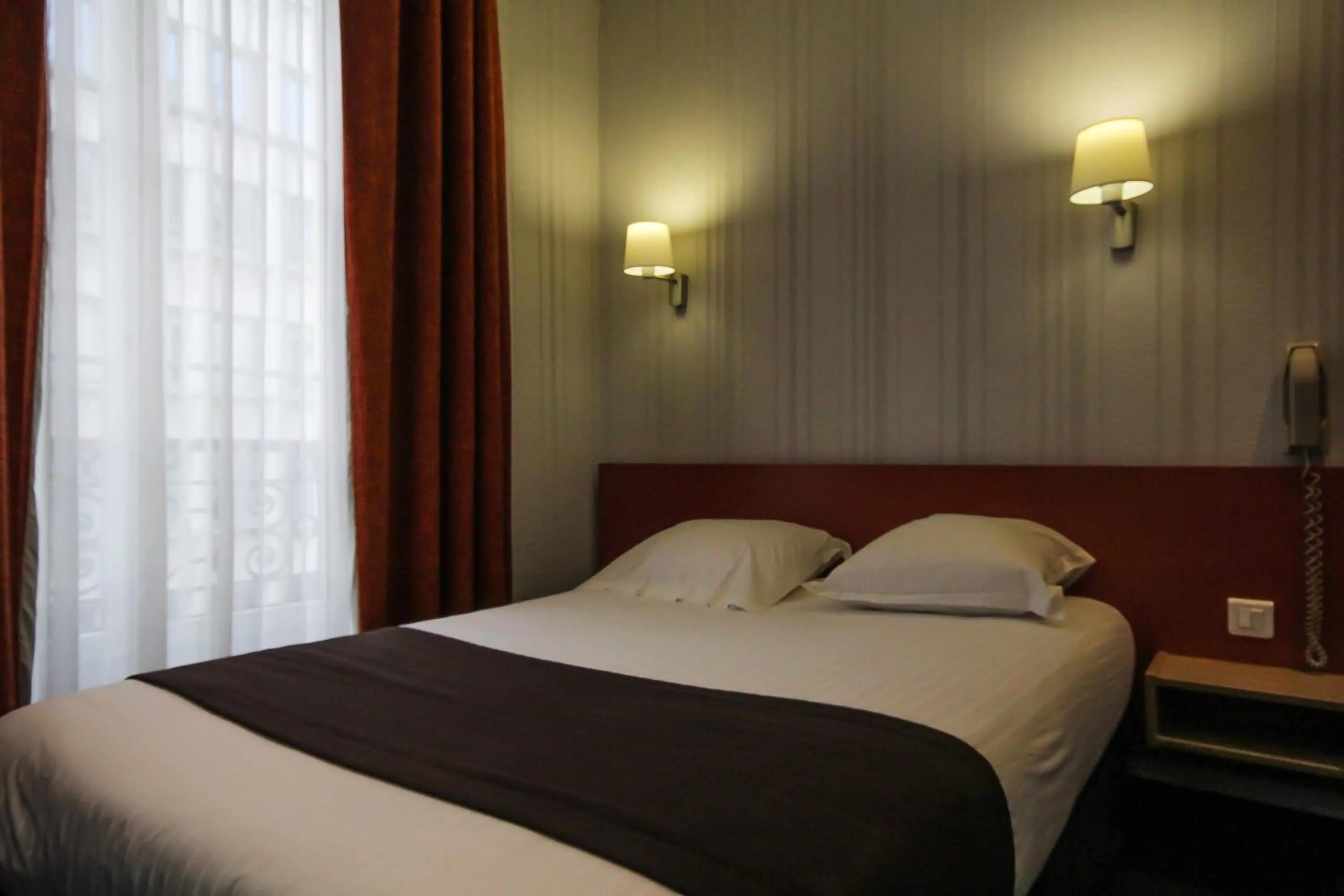 Photo of the whole room, Bed in Hôtel Des Trois Gares