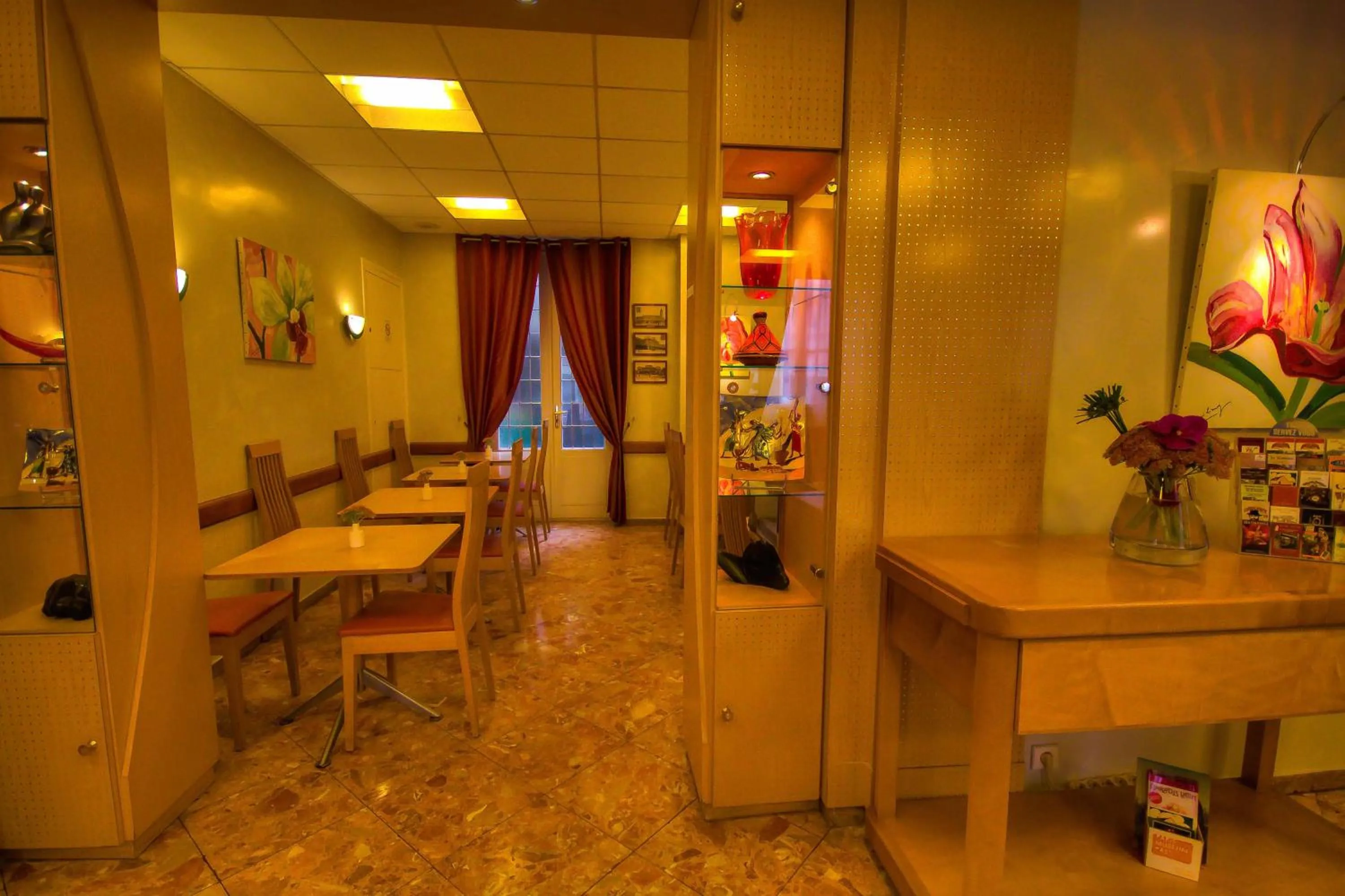 Lobby or reception in Hôtel Des Trois Gares