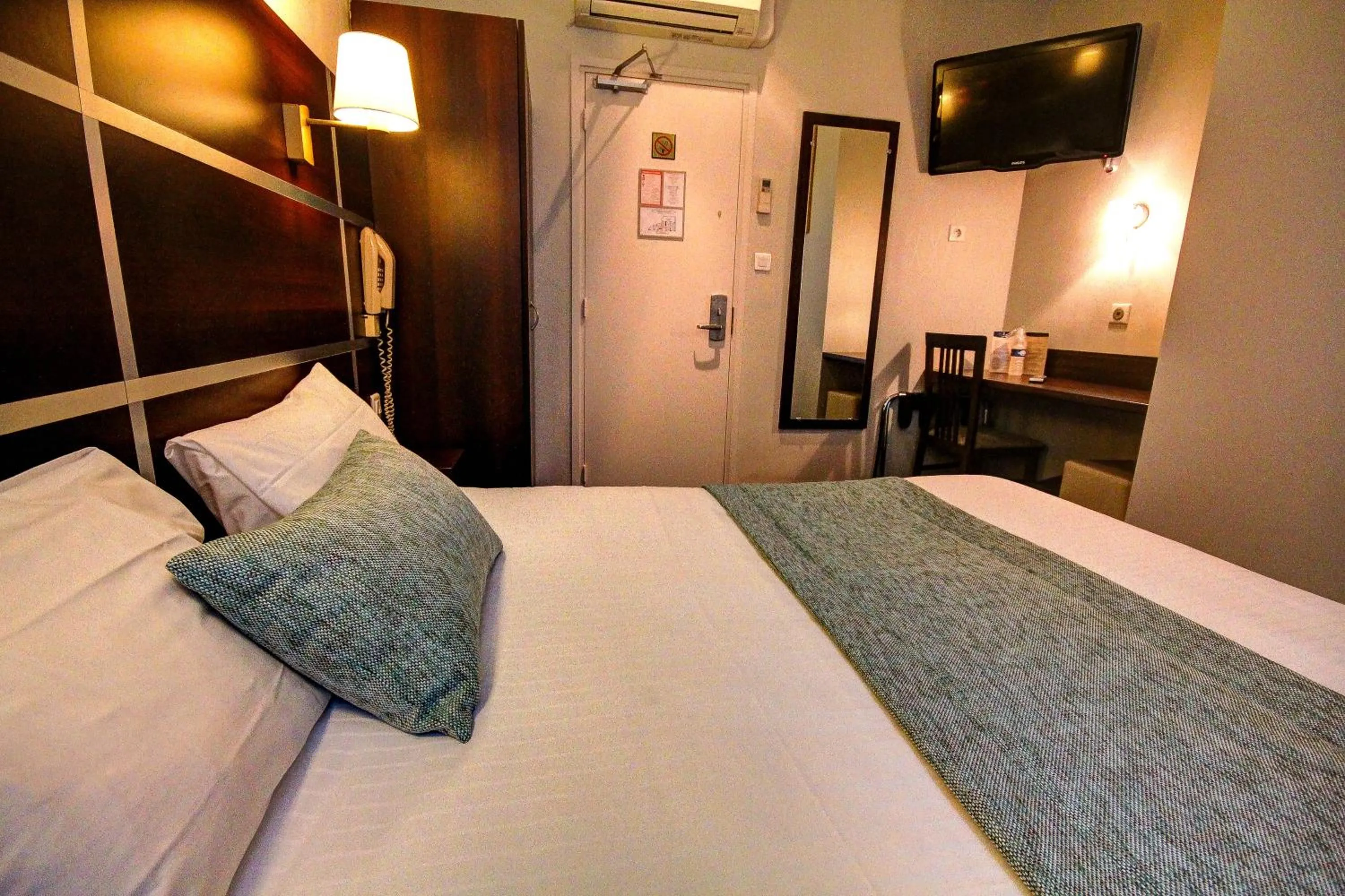 Photo of the whole room, Bed in Hôtel Des Trois Gares