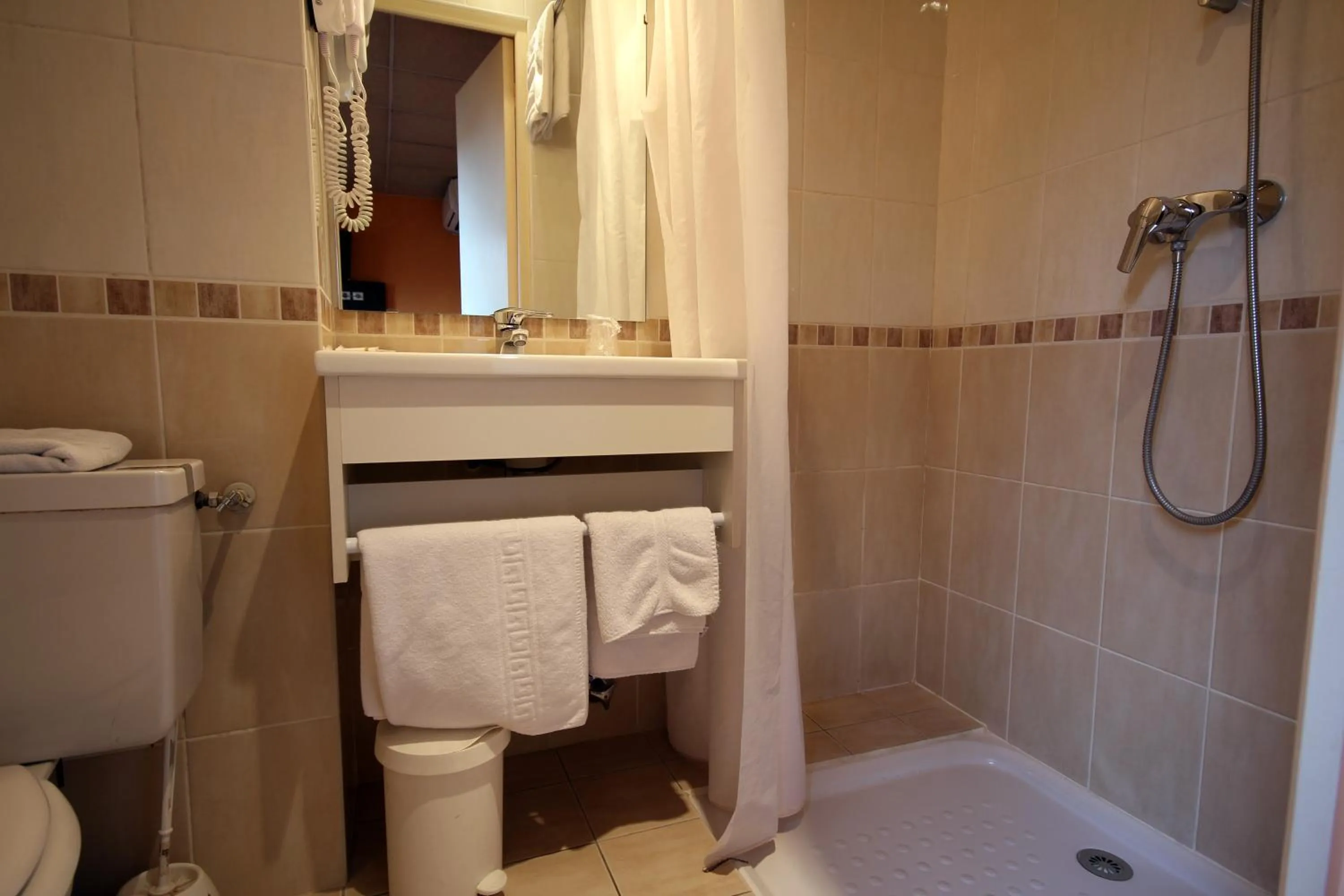 Bathroom in Hôtel Des Trois Gares