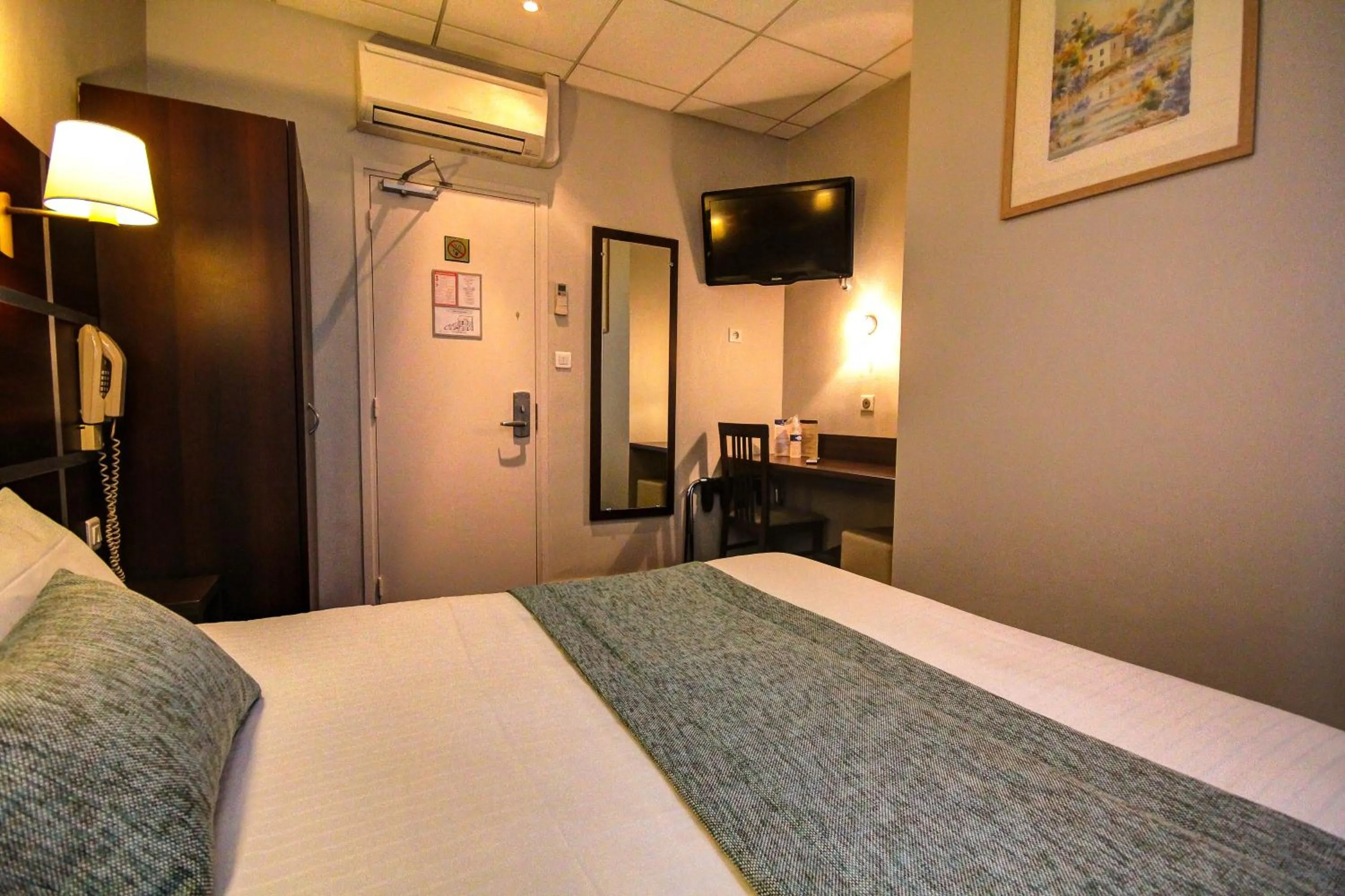 Photo of the whole room, Bed in Hôtel Des Trois Gares