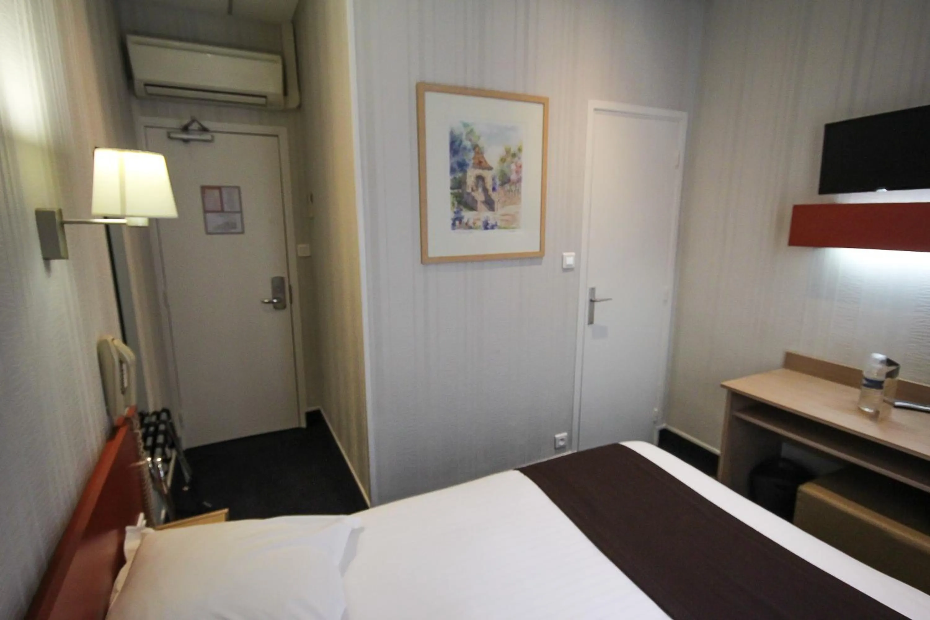 Photo of the whole room, Bed in Hôtel Des Trois Gares