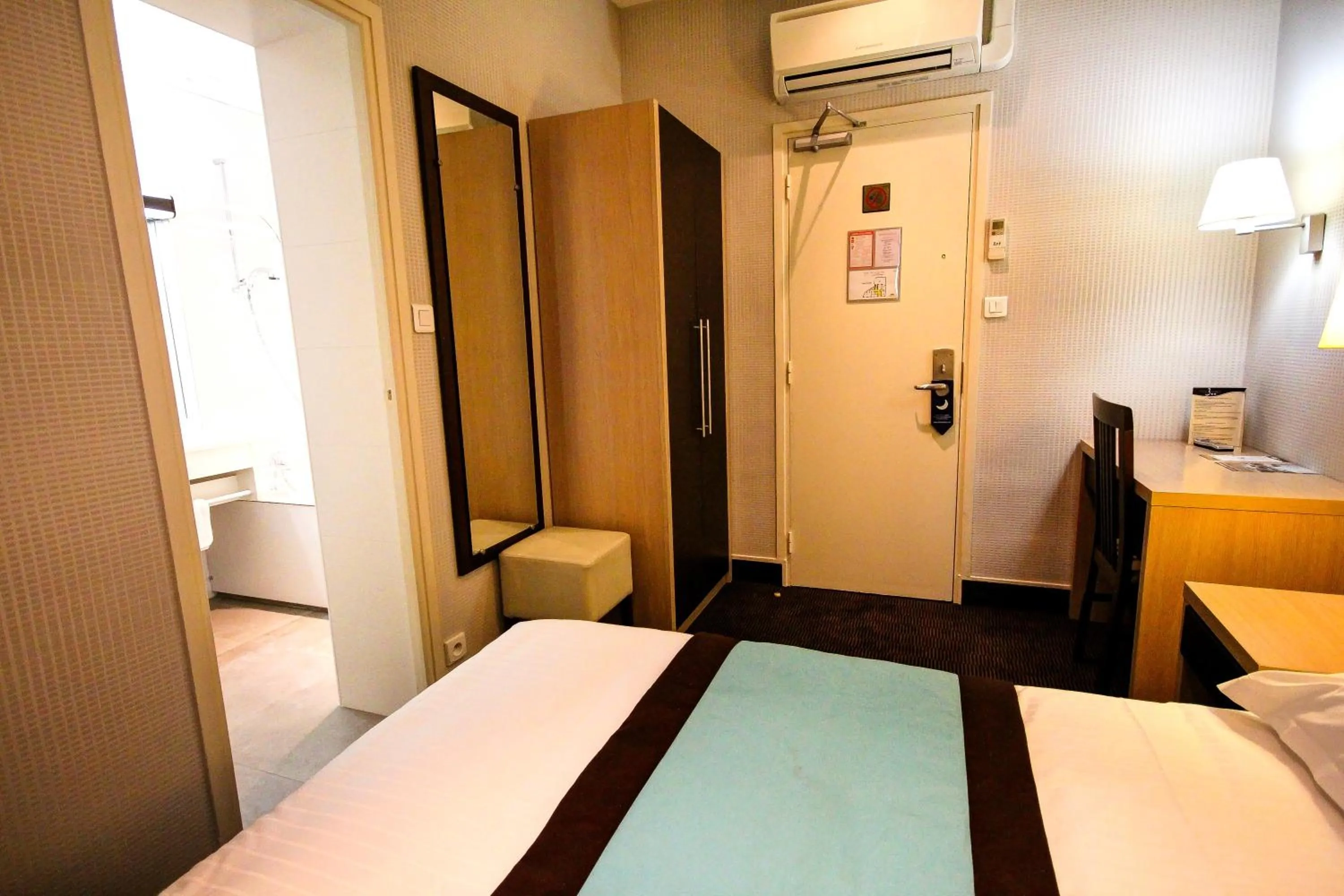 Bed in Hôtel Des Trois Gares