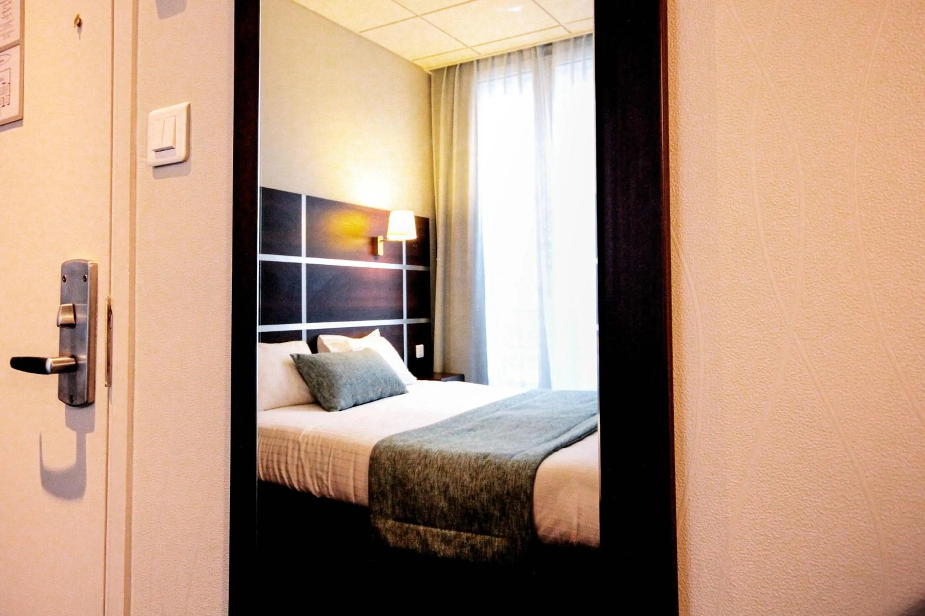 Photo of the whole room, Bed in Hôtel Des Trois Gares