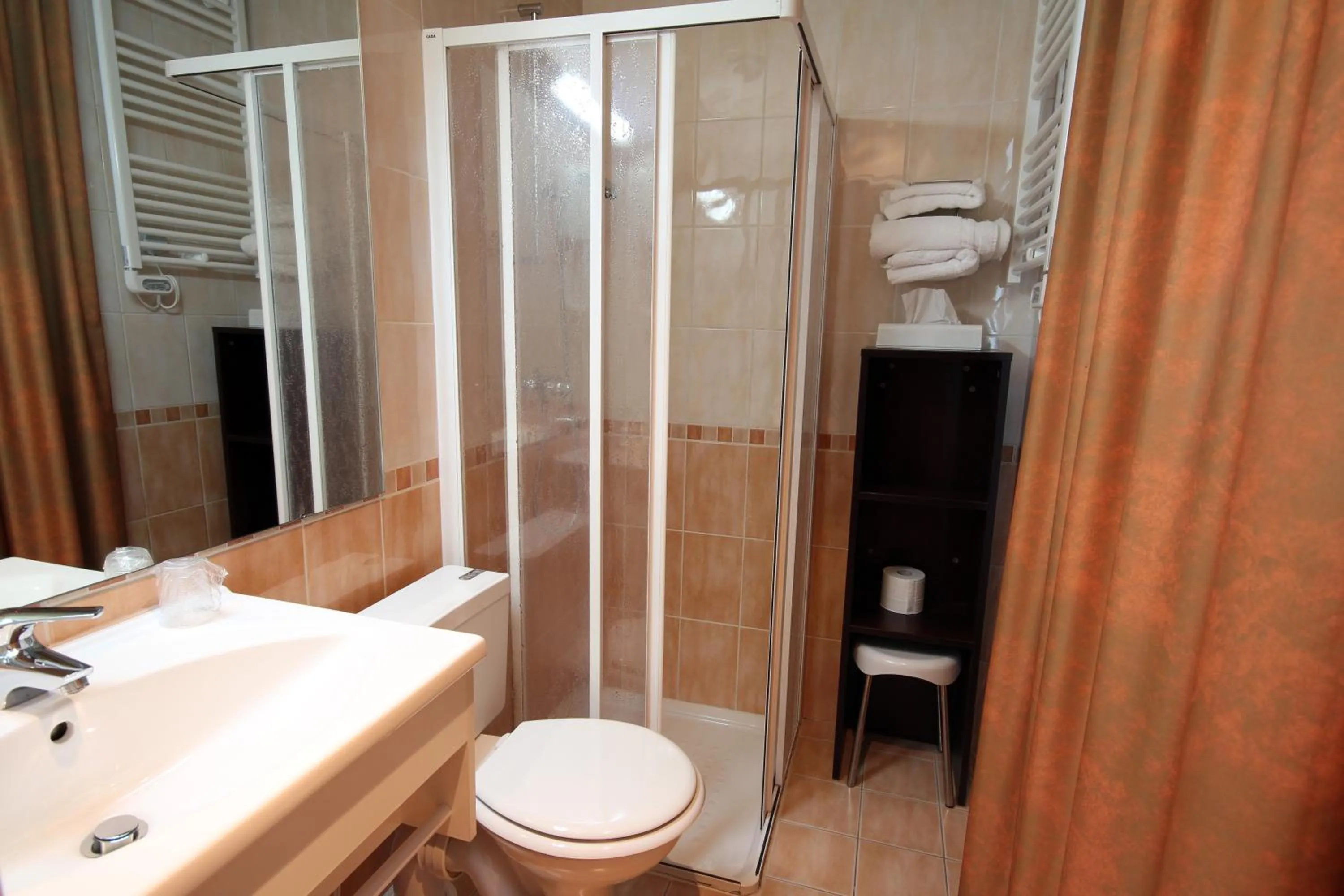 Bathroom in Hôtel Des Trois Gares